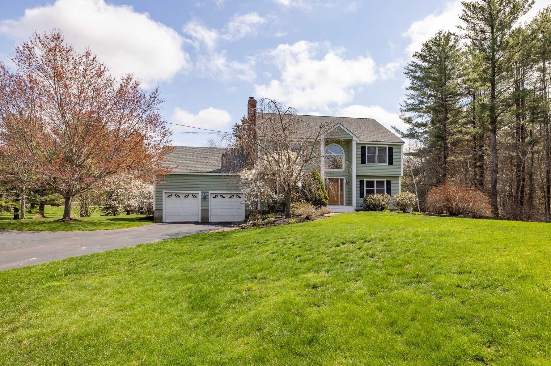11 Muirfield Dr, Stratham, NH 03885