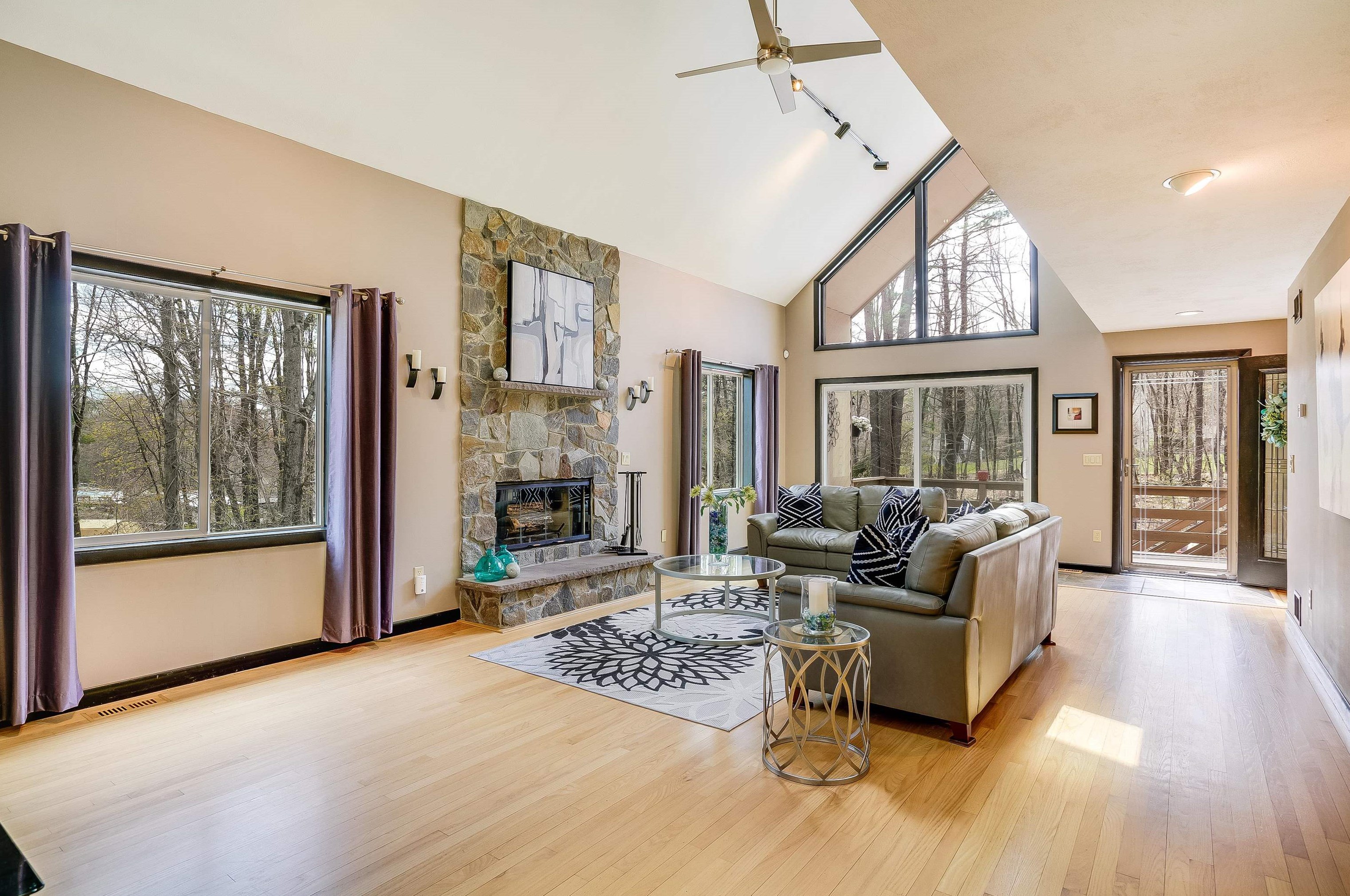 3 Seasons Ln, Londonderry, NH 03053