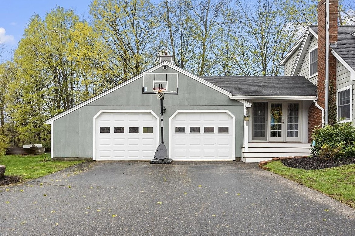 99 Exeter Rd, Kingston, NH 03848