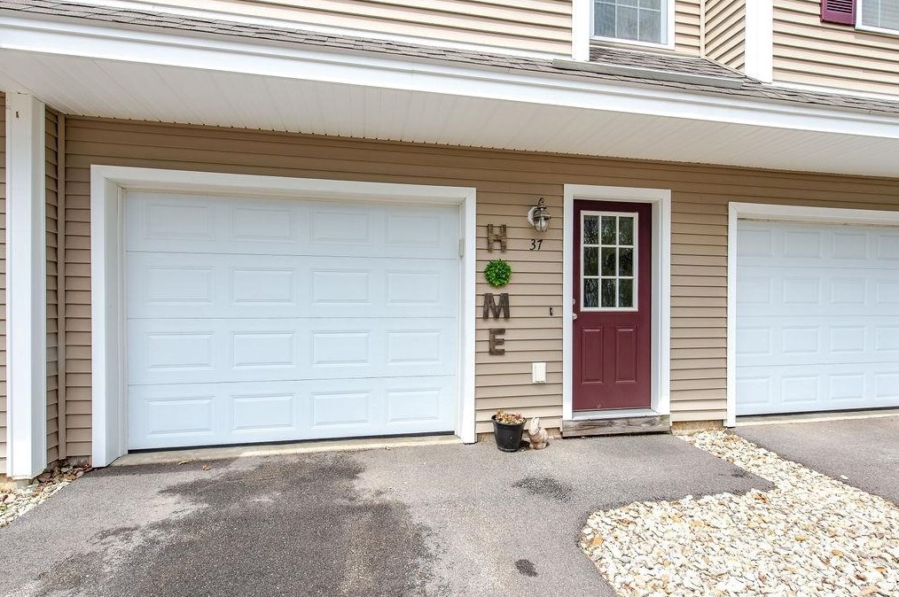 37 Crestview Ln, Portsmouth, NH 03869