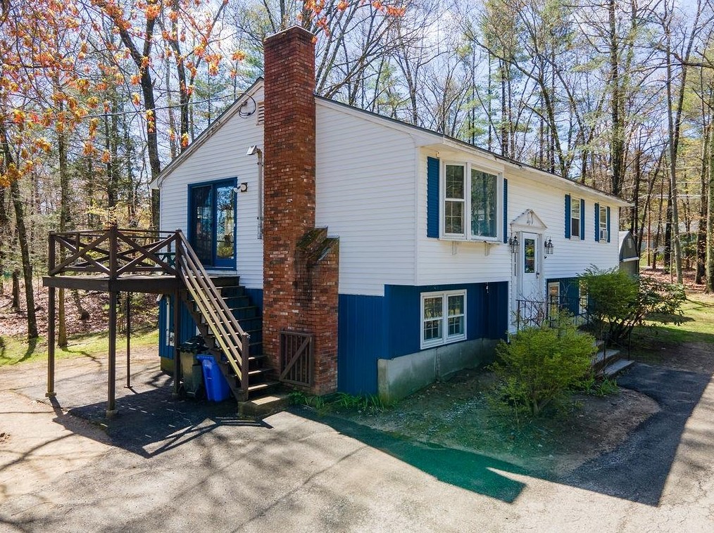 1 Currier Dr, Londonderry, NH 03053