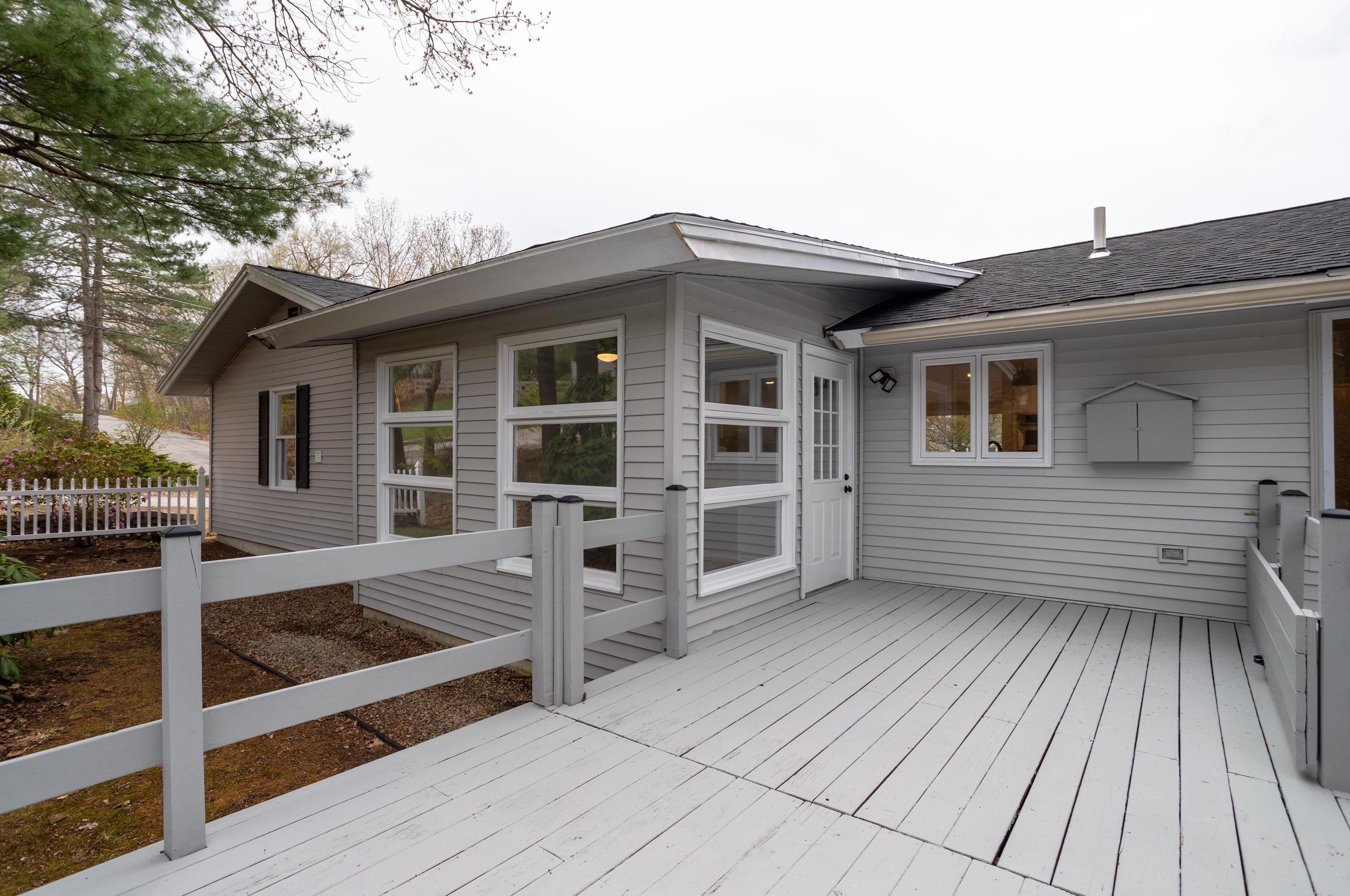 195 High Ridge Rd, Manchester NH  03104-3930 exterior