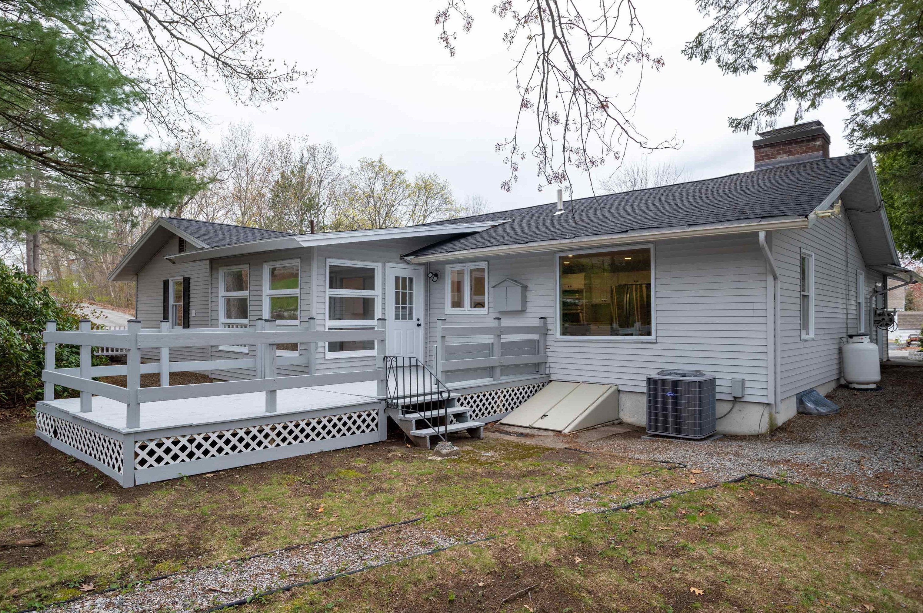 195 High Ridge Rd, Manchester NH  03104-3930 exterior