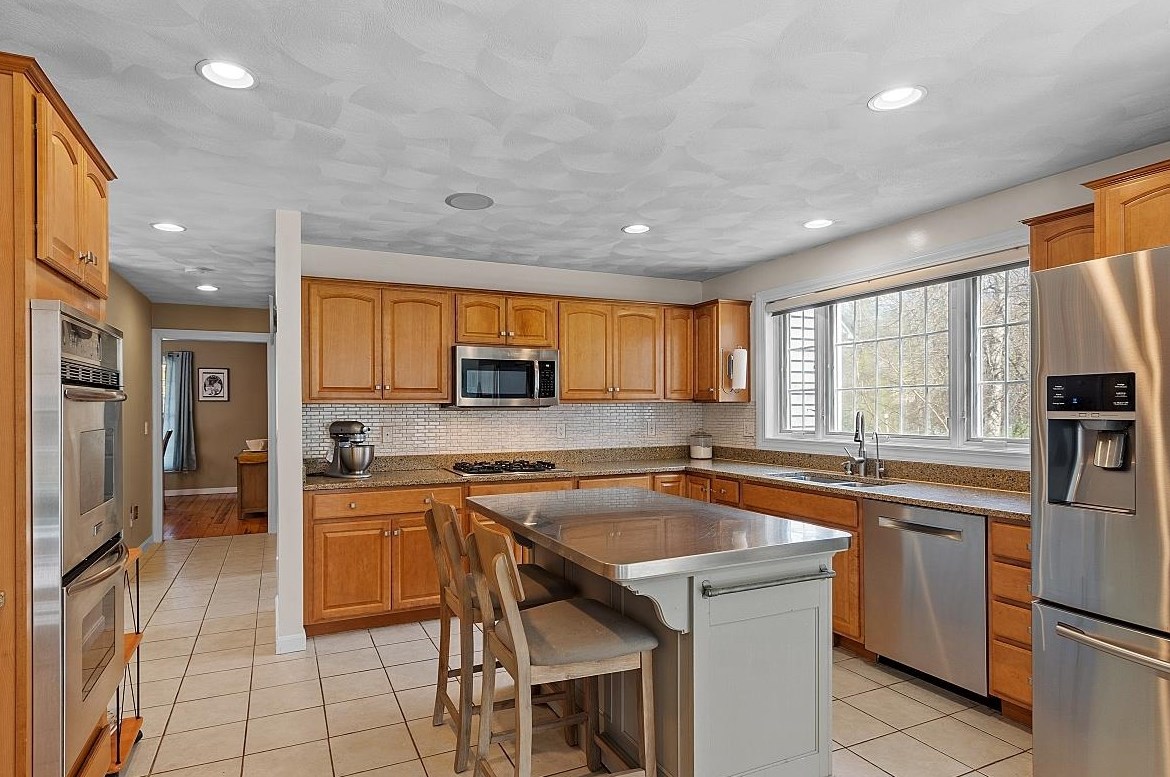 16 Candlestick Ln, Sandown, NH 03873