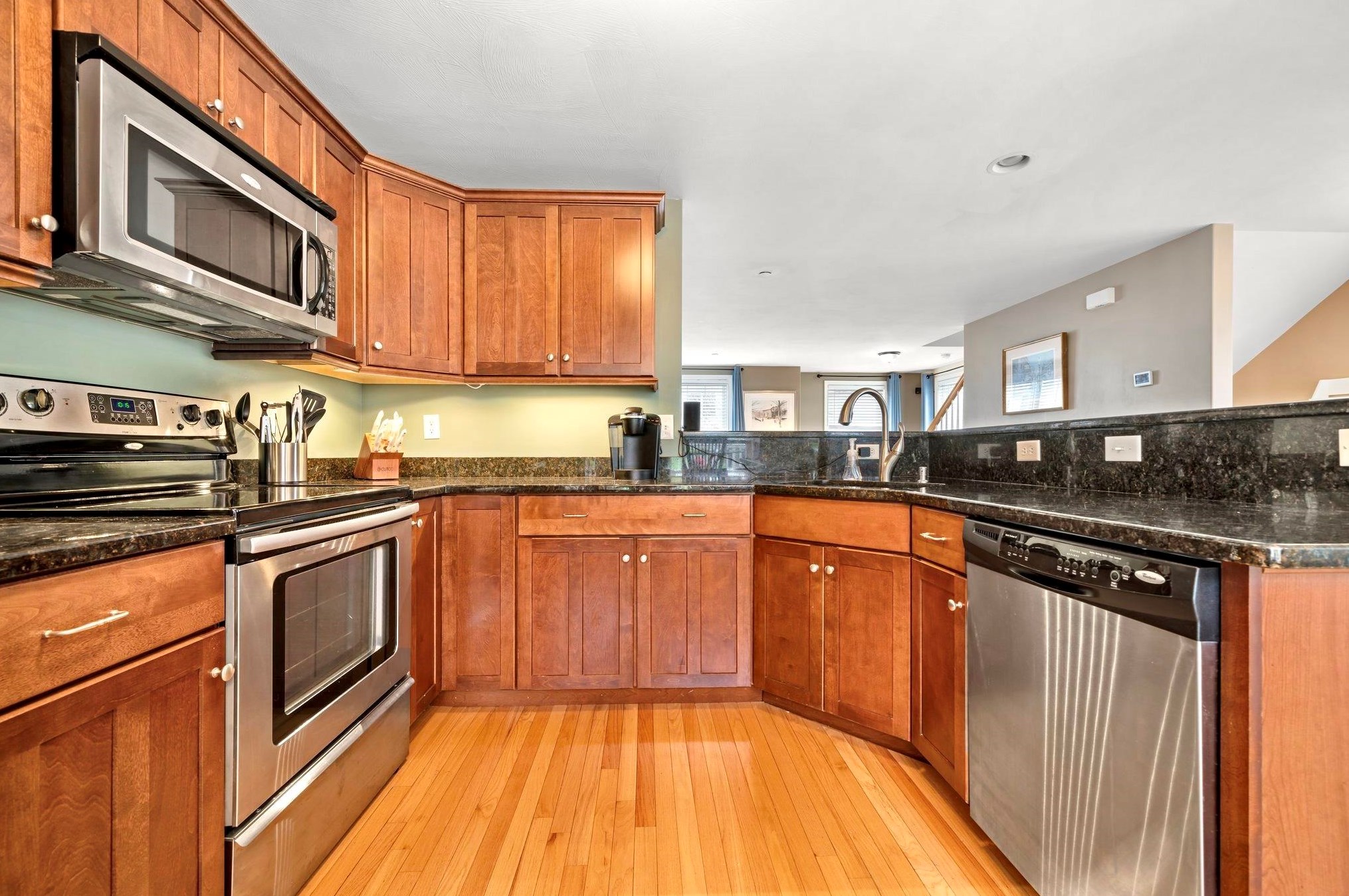 27 Hartshorn Way, Manchester NH 03109-5241 exterior