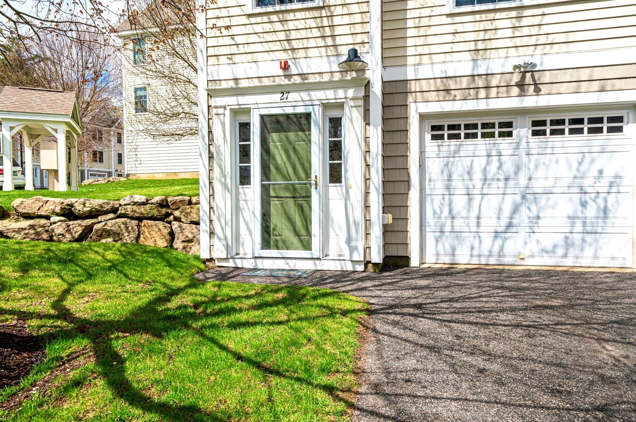 27 Hartshorn Way, Manchester NH 03109-5241 exterior