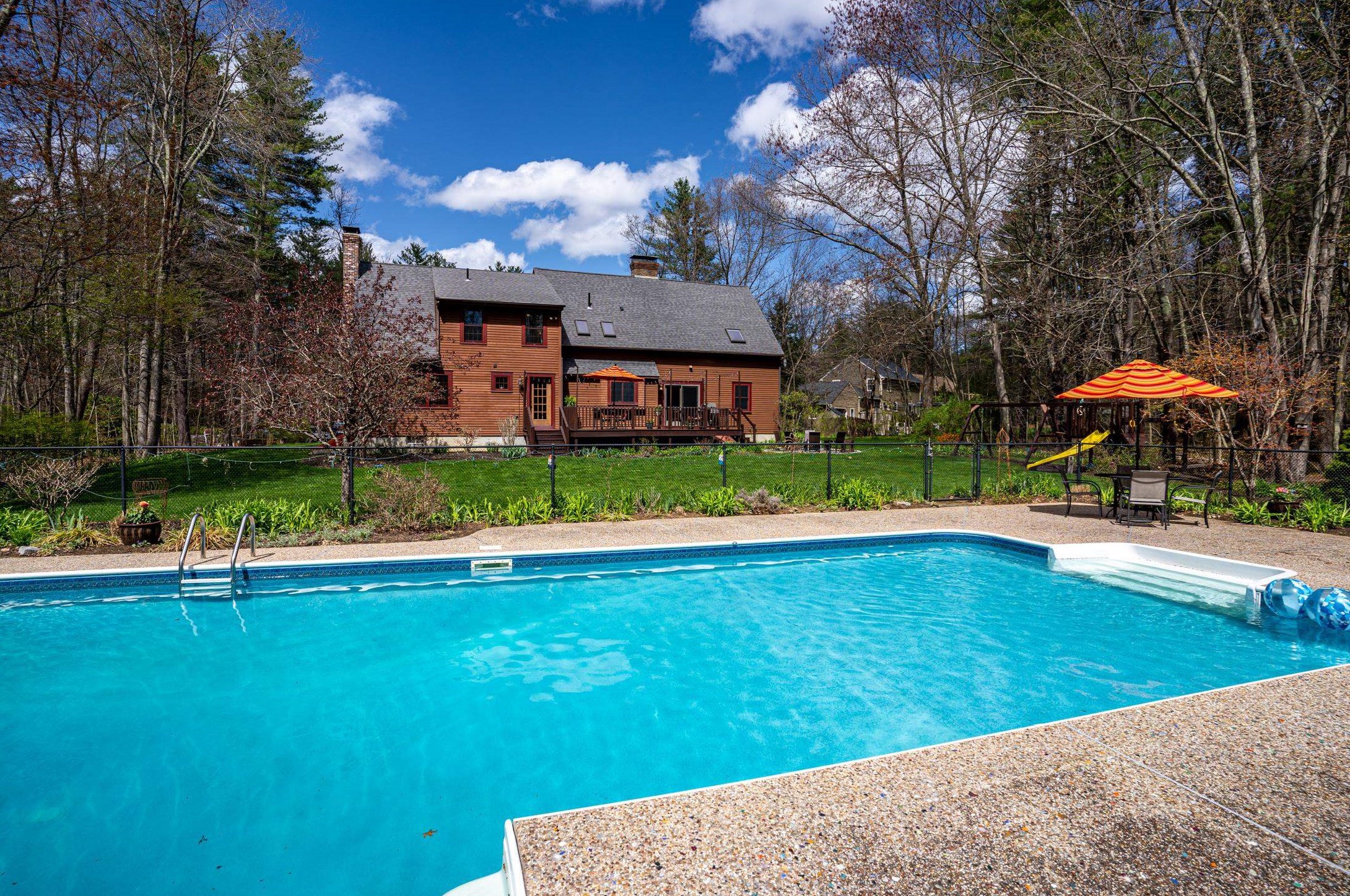 27 Doe Run Ln, Stratham, NH 03885