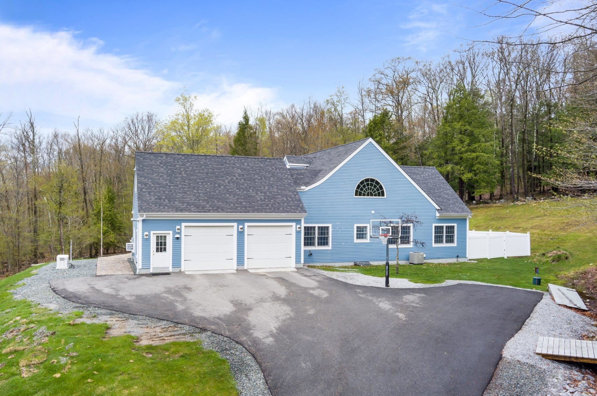 281 Longview Dr, Henniker, NH 03242