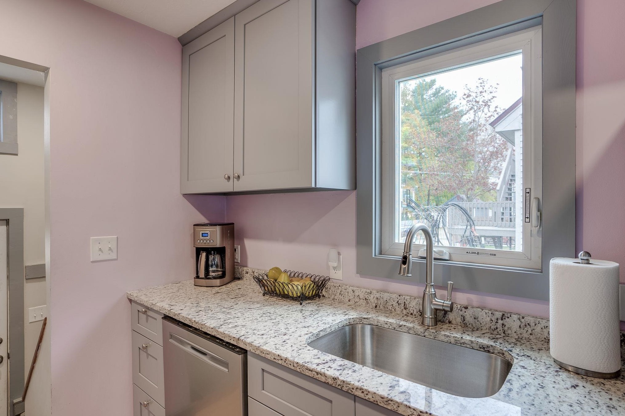 252 Lake St, Nashua NH  03060-4133 exterior