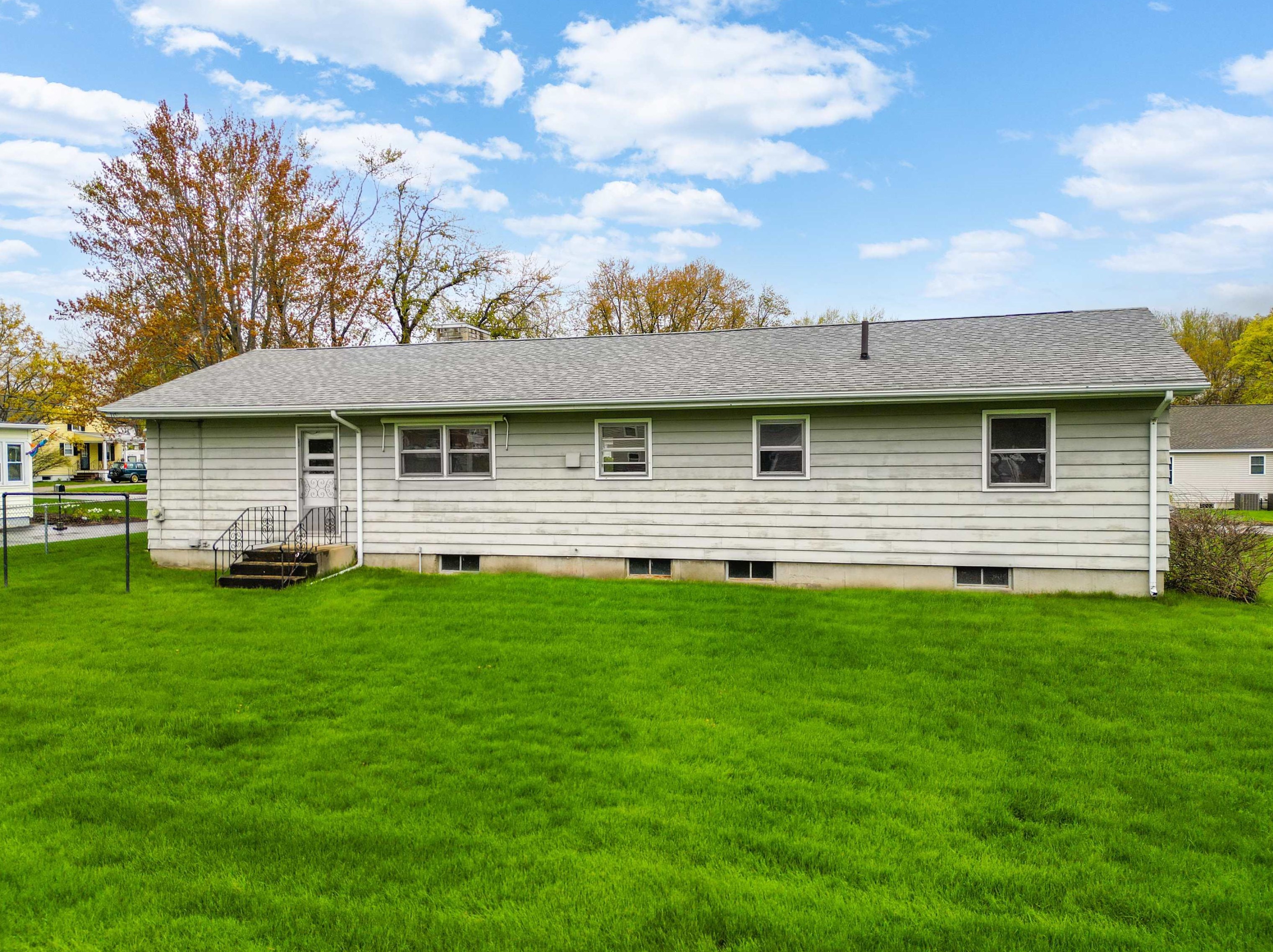 296 Reed St, Manchester, NH 03102-2726