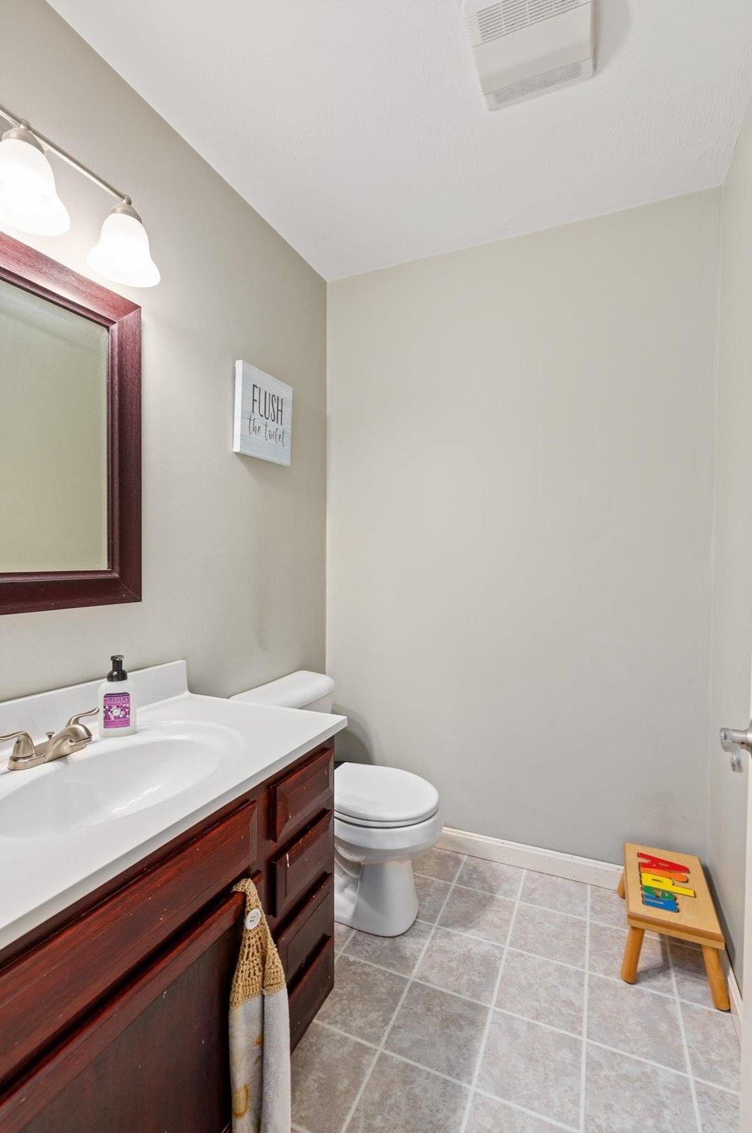 57 Kienia Rd, Hudson NH  03051-3146 exterior