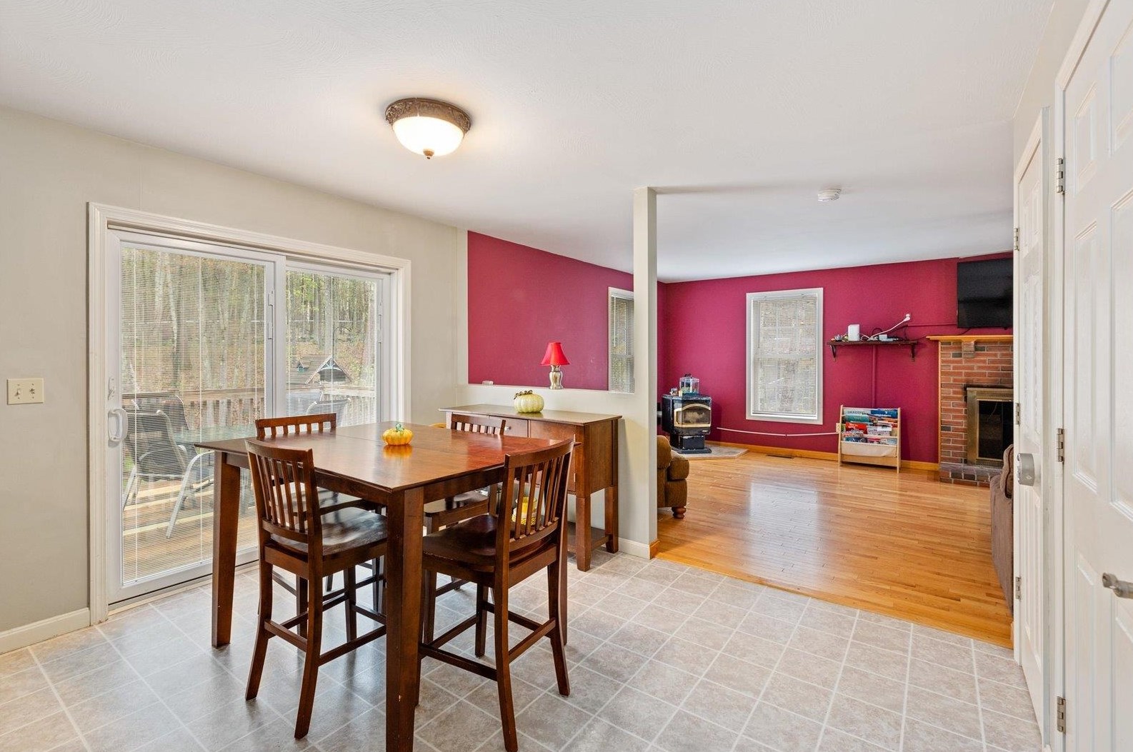 57 Kienia Rd, Hudson NH  03051-3146 exterior