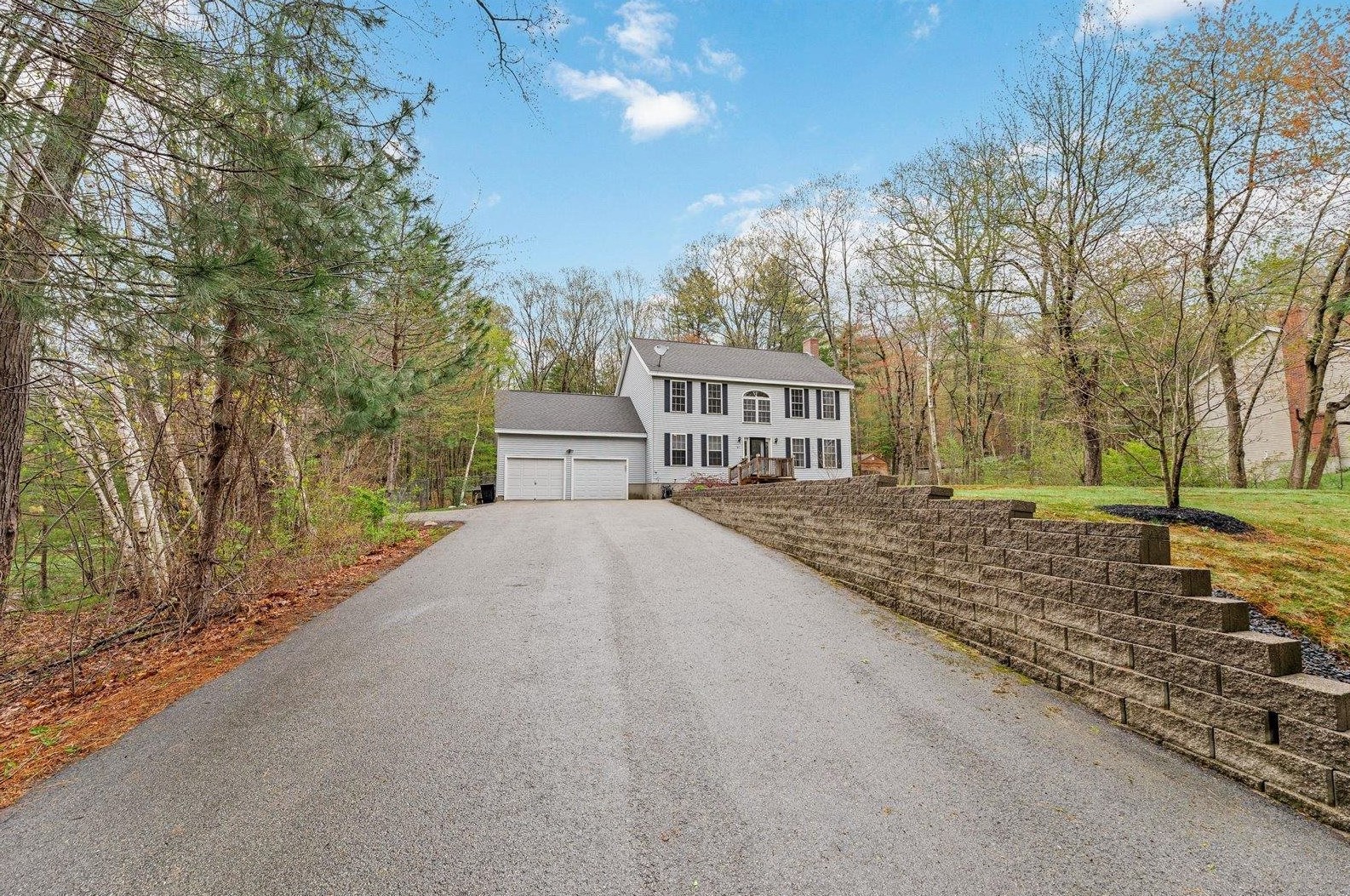 57 Kienia Rd, Hudson NH  03051-3146 exterior