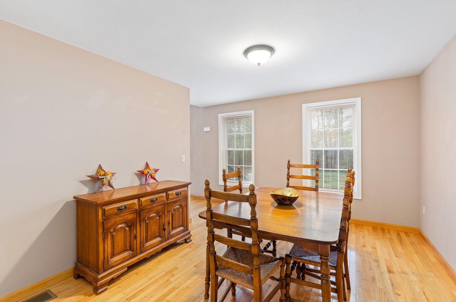 57 Kienia Rd, Hudson NH  03051-3146 exterior