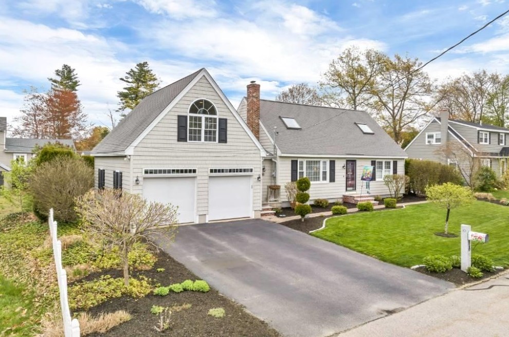 10 Woodcrest Dr, Nashua, NH 03062