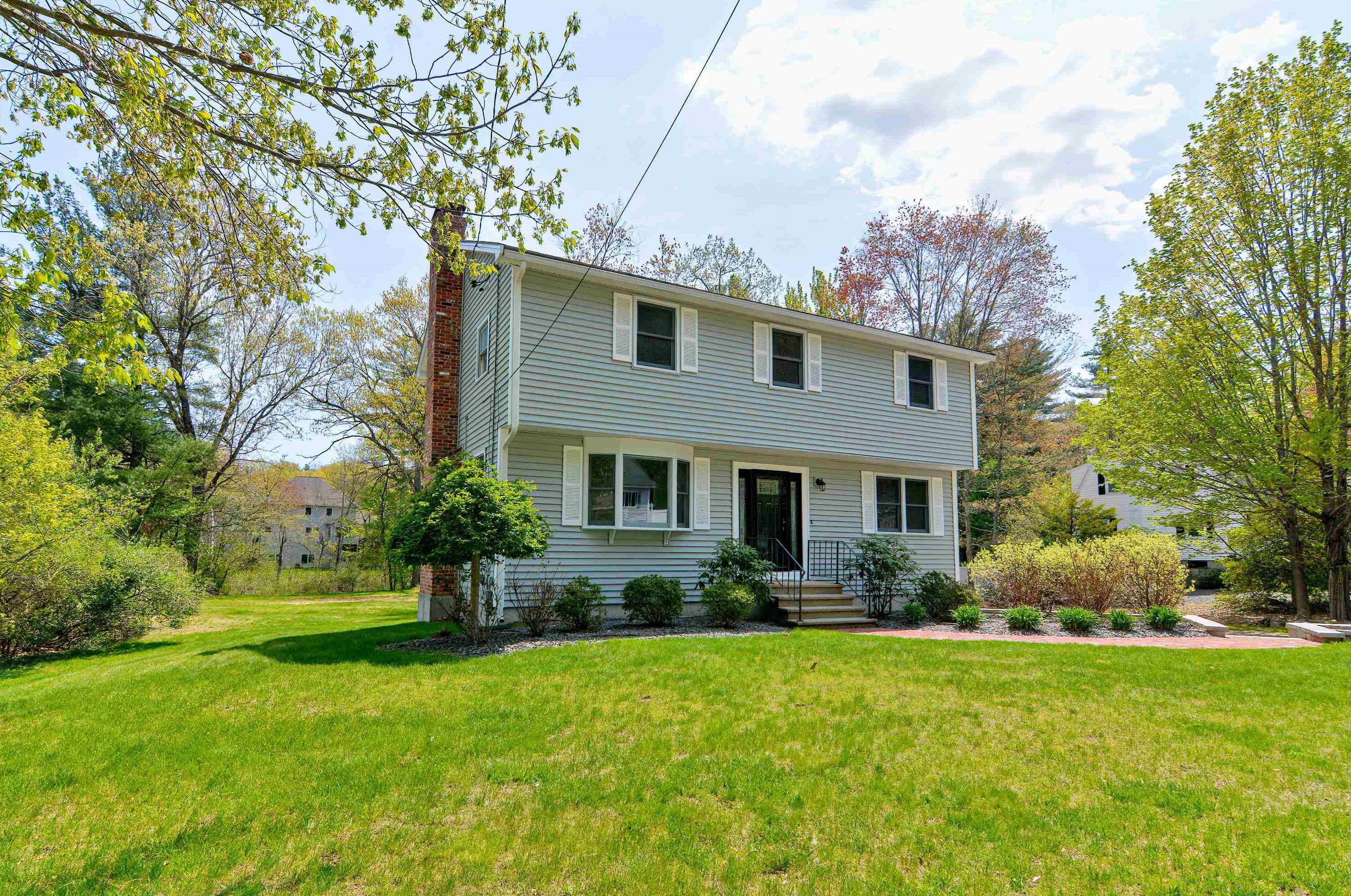 54 New Searles Rd, Nashua, NH 03062-3441