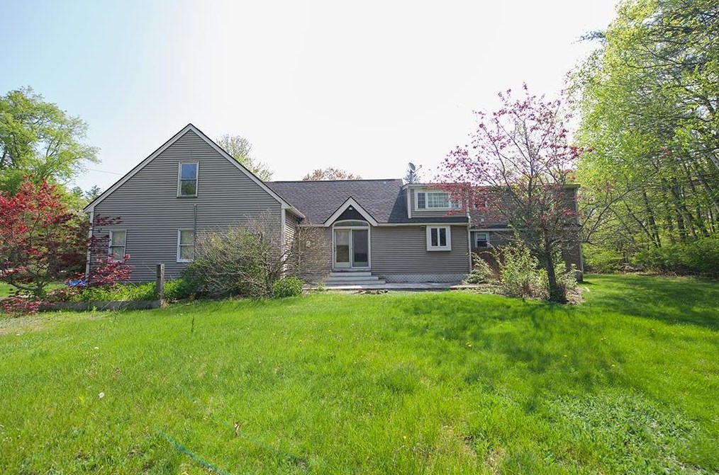 3 Preston Dr, Sandown, NH 03873