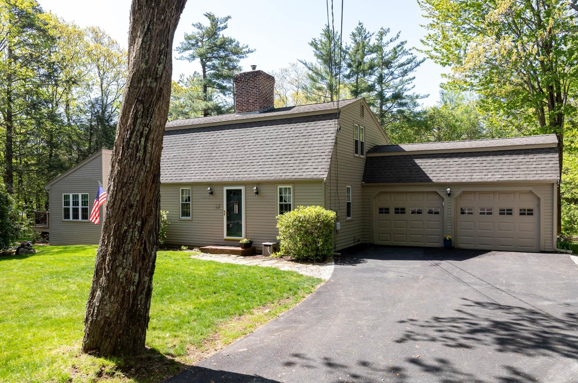 17 Woodland Dr, Amherst, NH 03031