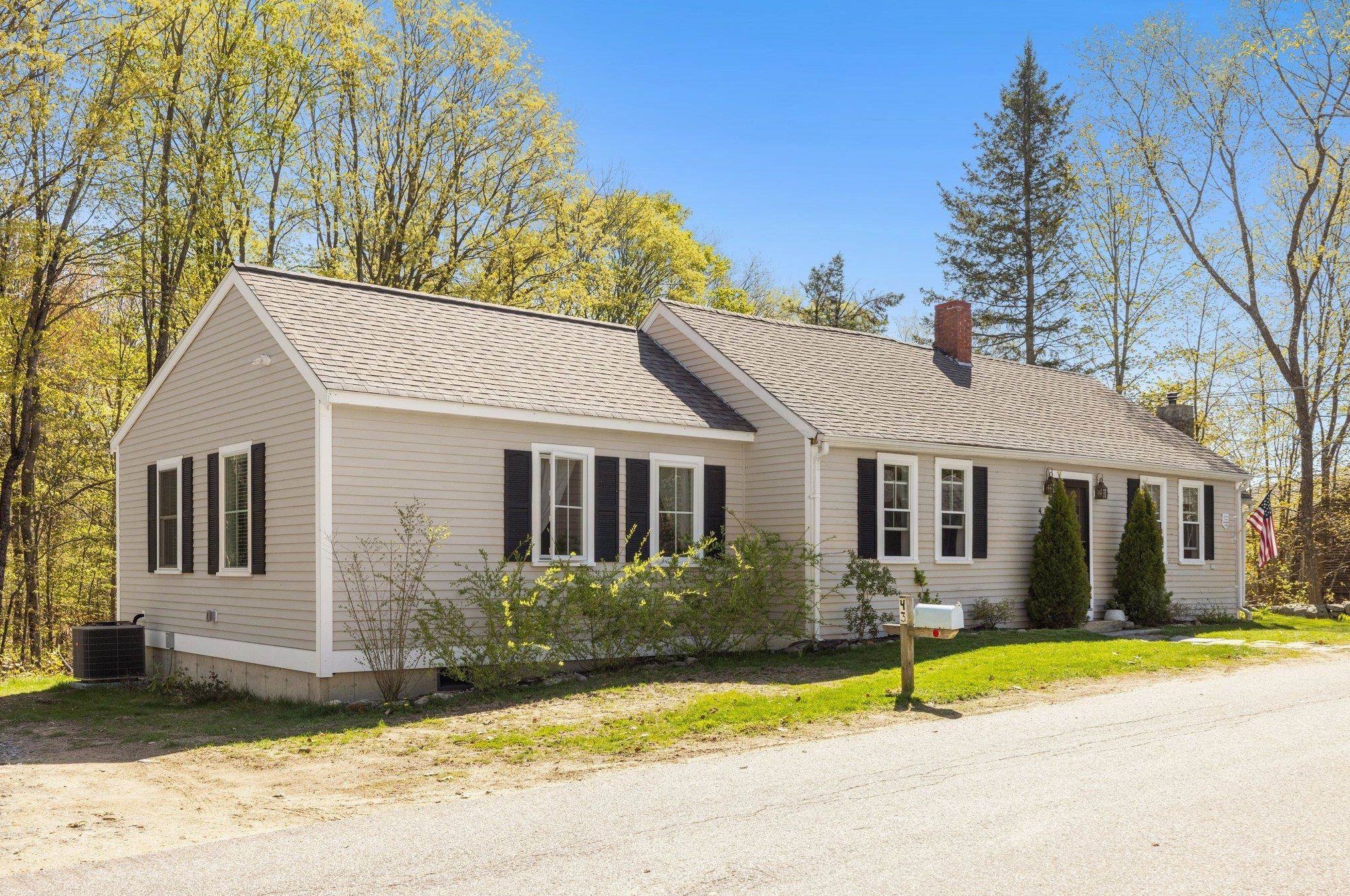 43 Old Center Rd, Deerfield, NH 03037