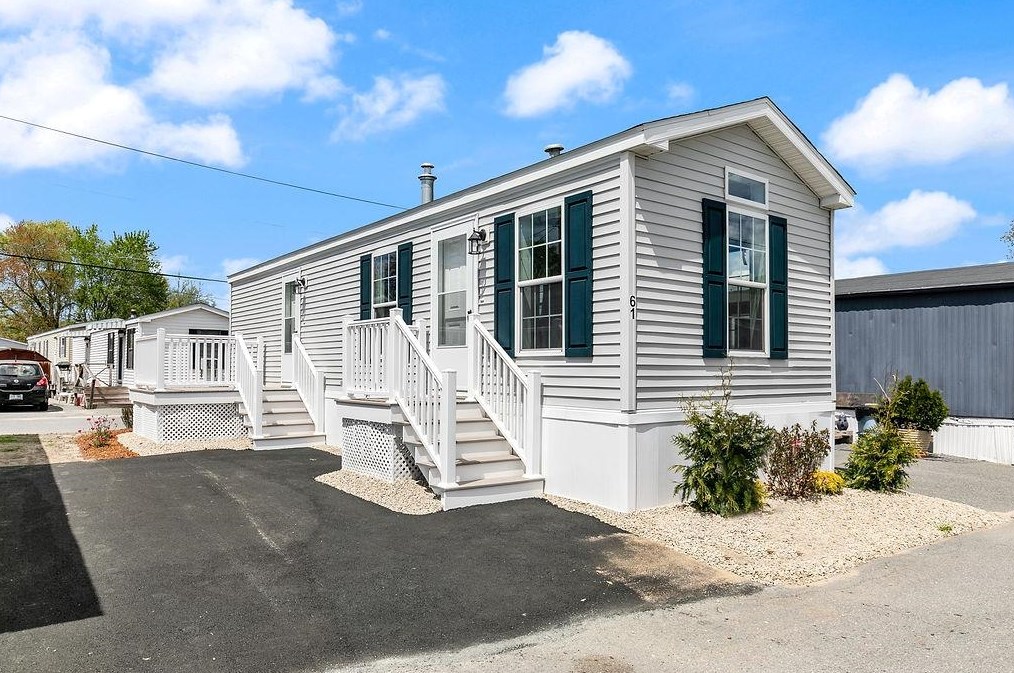 61 Brookwood Dr, Salem, NH 03079