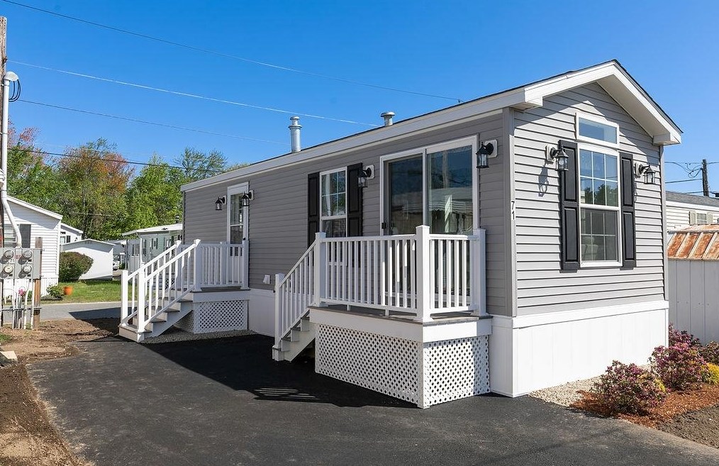 71 Brookwood Dr, Salem, NH 03079