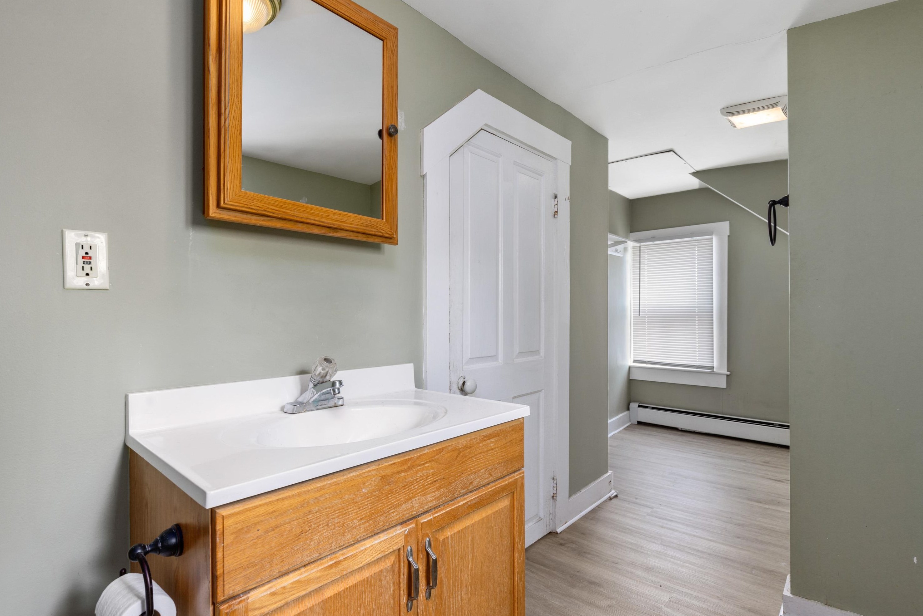 29 Central St, Newmarket NH 03857-1604 exterior