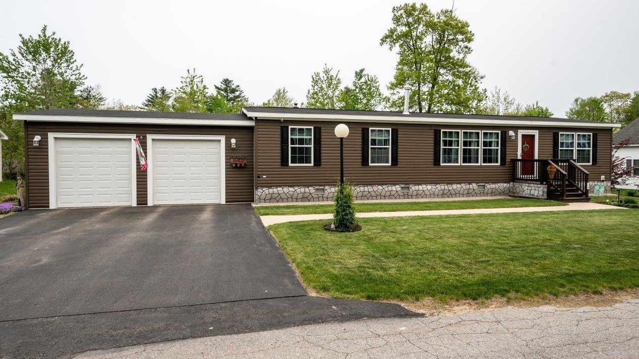 14 Tumbleweed Dr, Rochester, NH 03867-5232