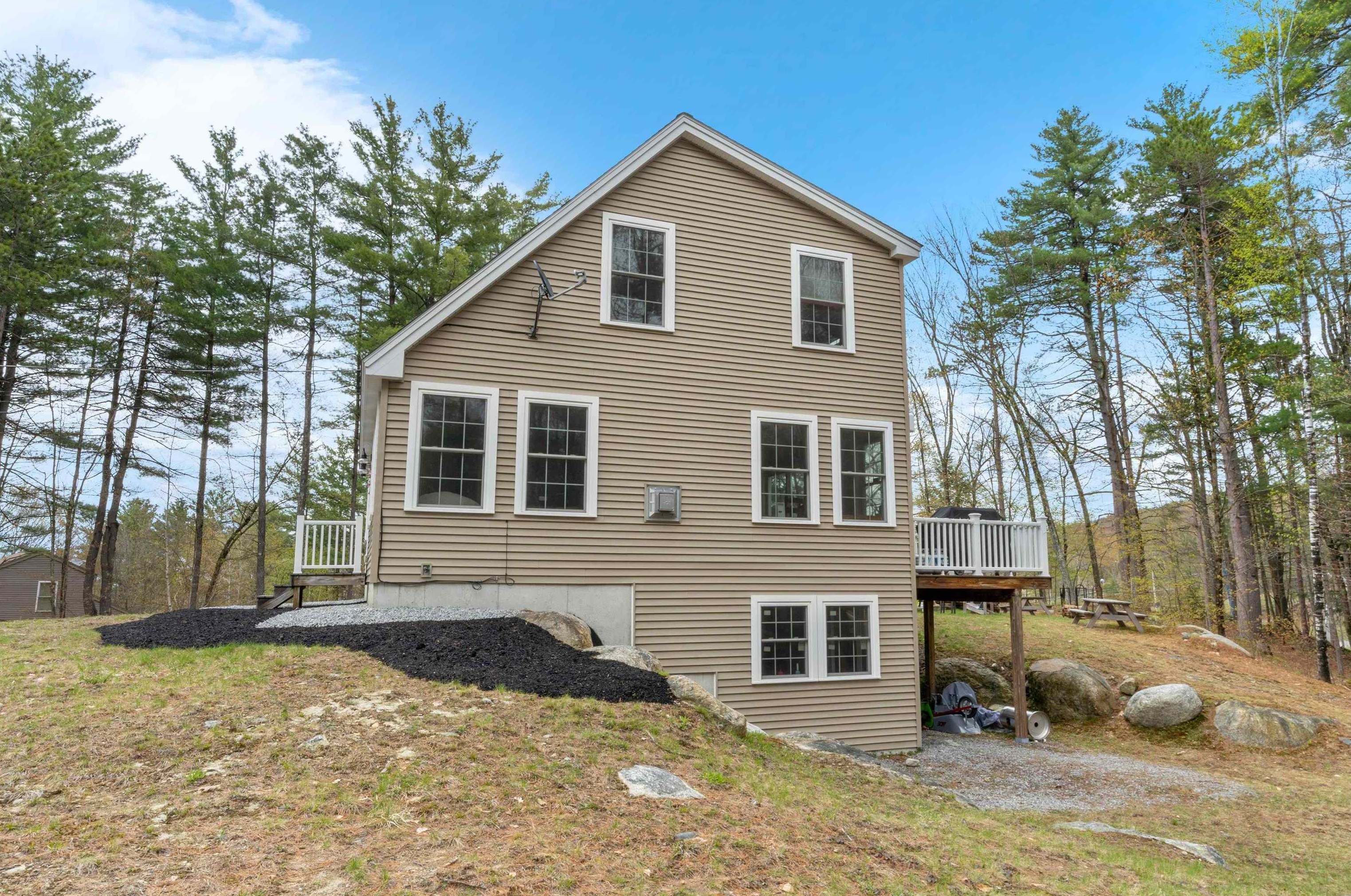 82 Stonehenge Dr, Henniker, NH 03242