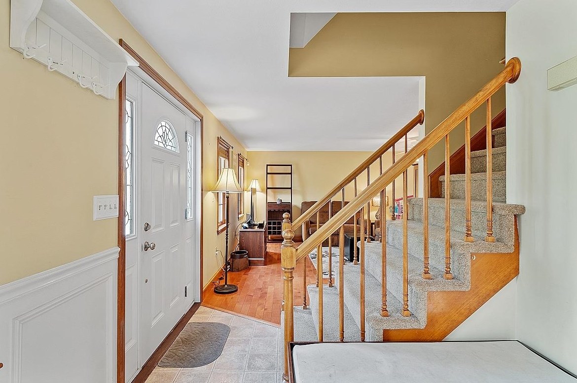 8 Hilindale Dr, Hudson, NH 03051