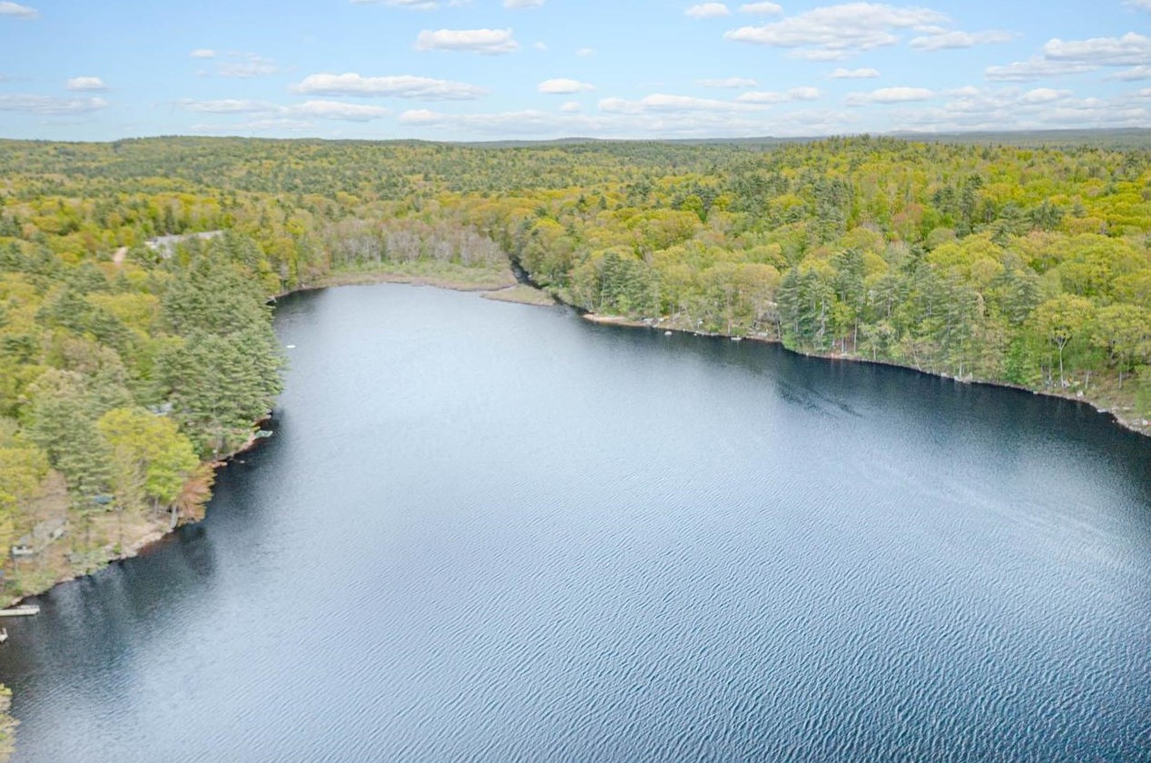 683 Long Shores Dr, Barrington, NH 03825