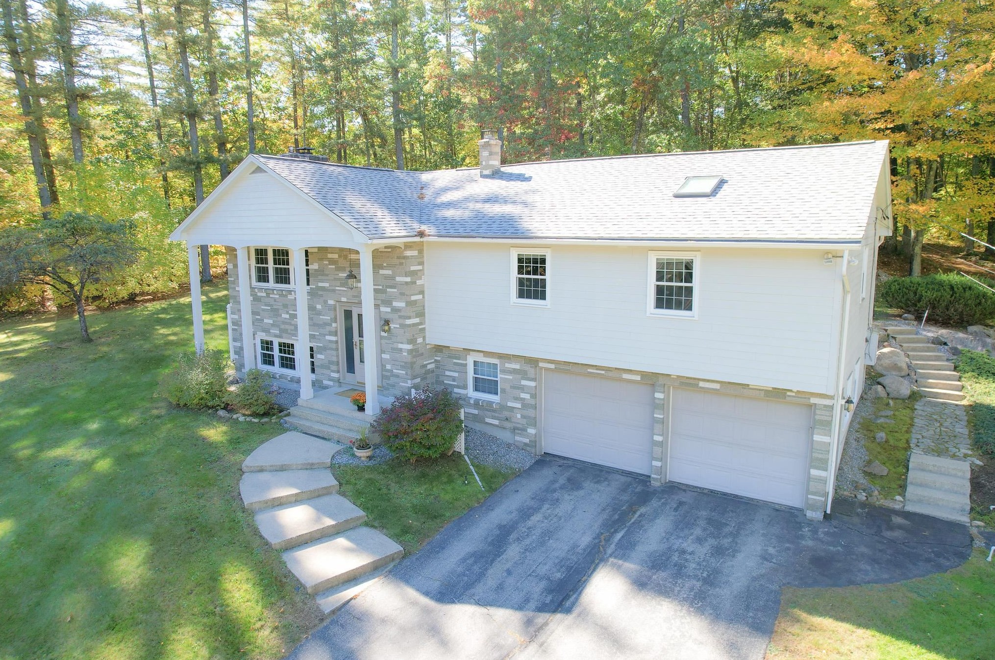 15 Mayflower Dr, Manchester, NH 03110