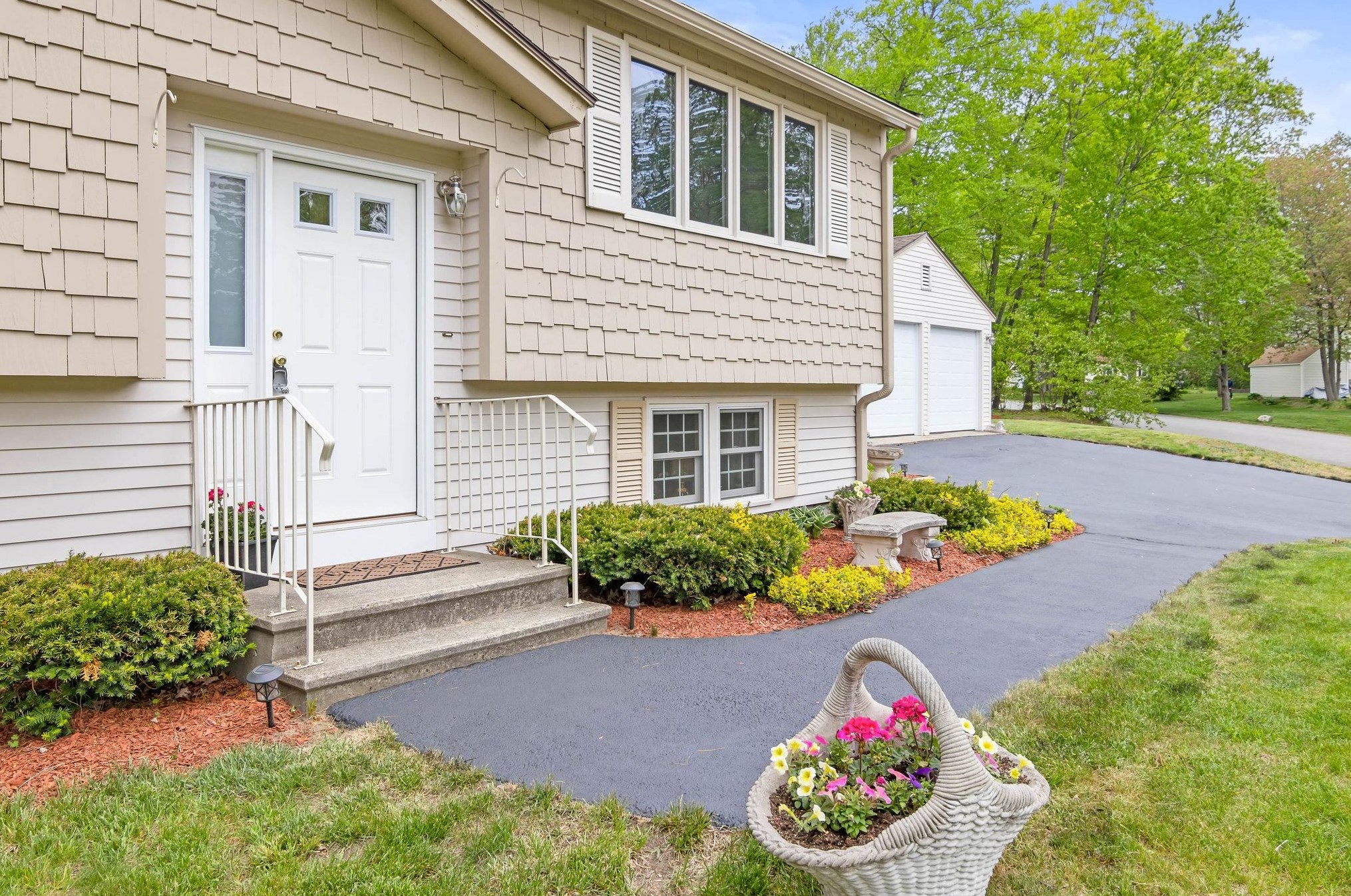 1 Nora Rd, Merrimack, NH 03054-4566