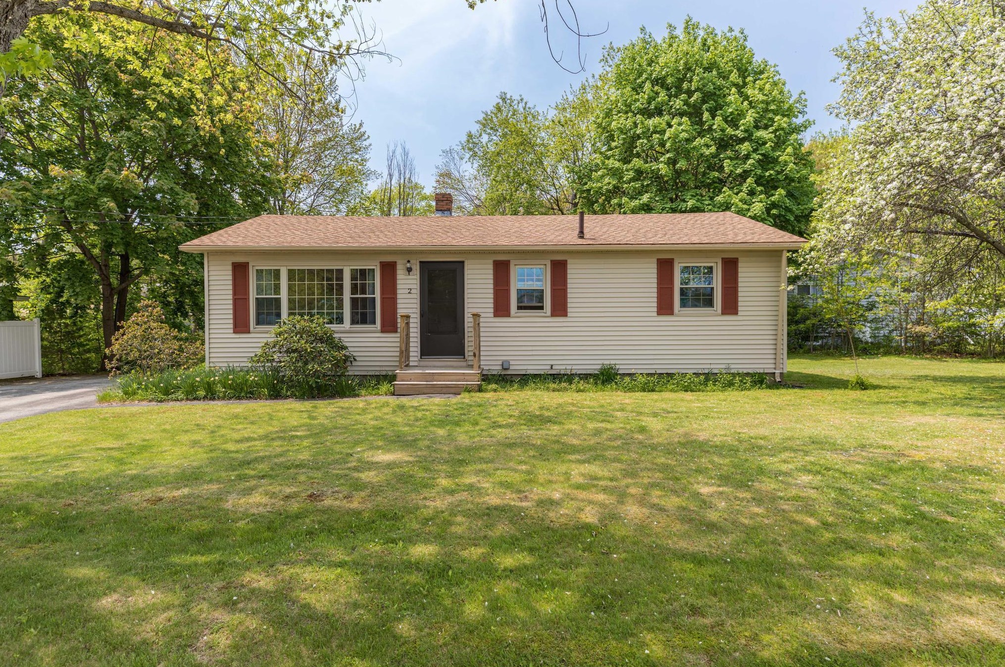 2 Hemlock Cir, Dover, NH 03820