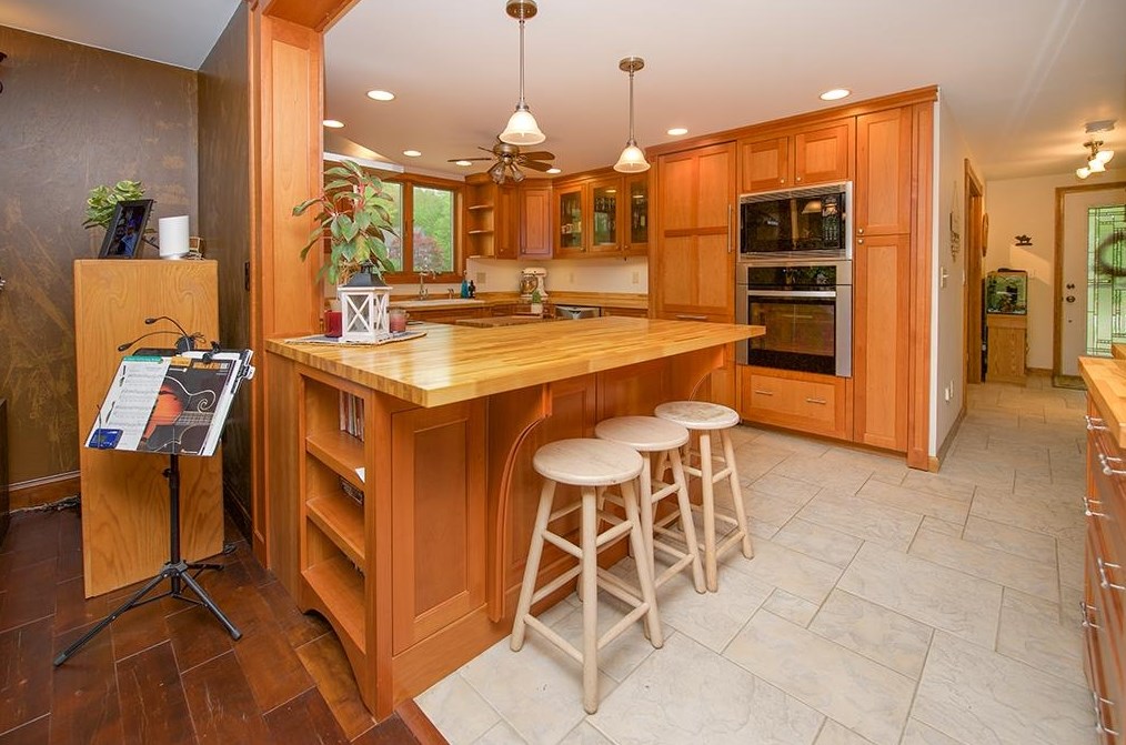 8 Colony Brook Ln, Derry, NH 03038