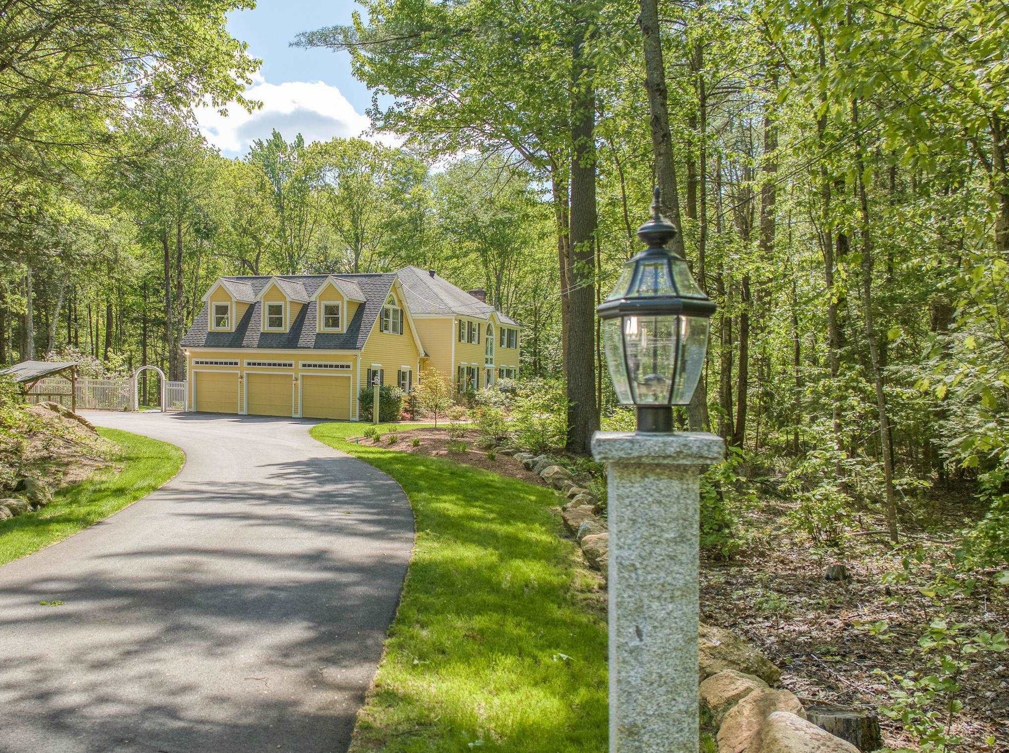48 Mcintosh Ln, Manchester, NH 03110