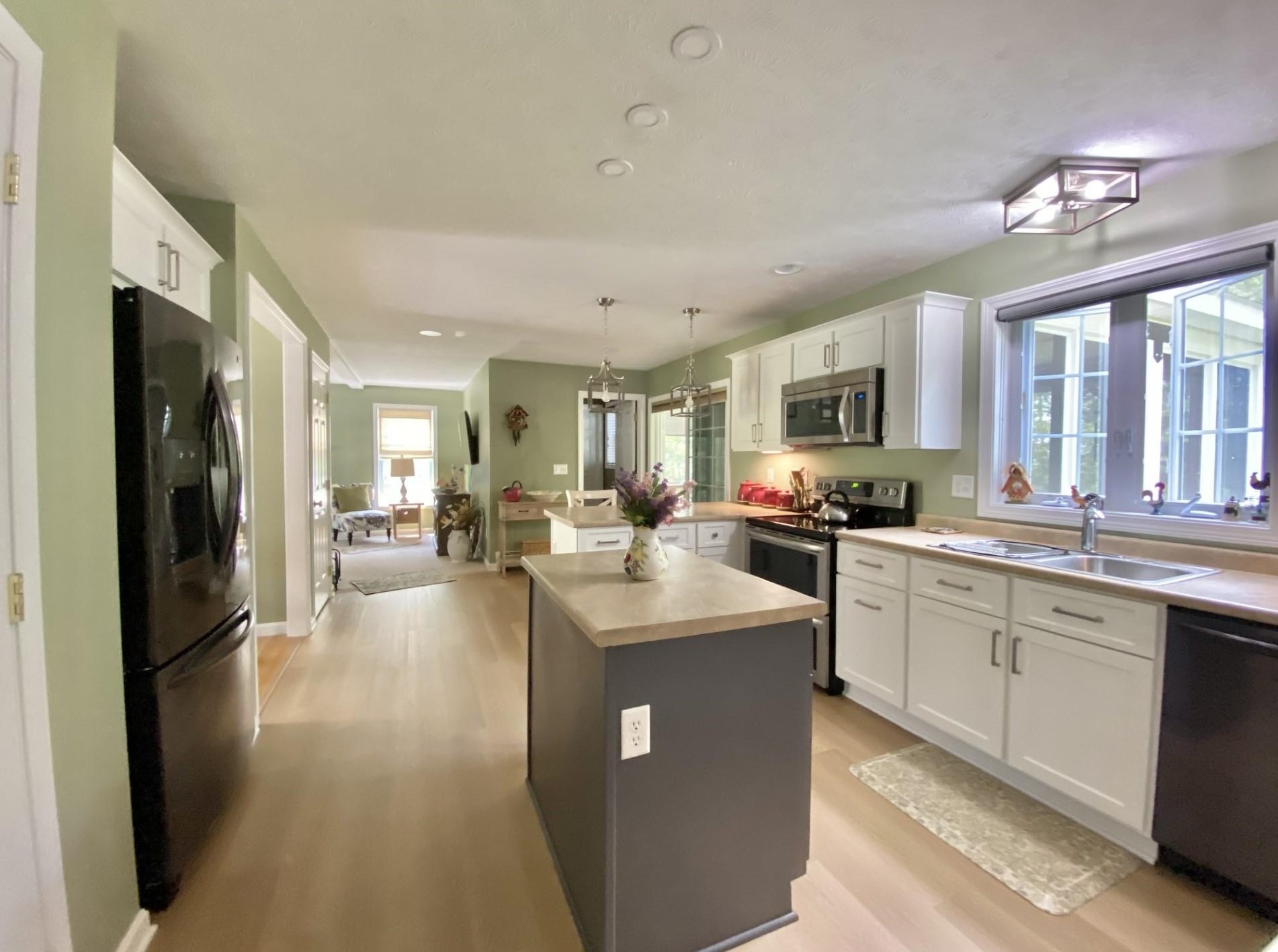 75 Arrowcrest Dr, Swanzey Center, NH 03446