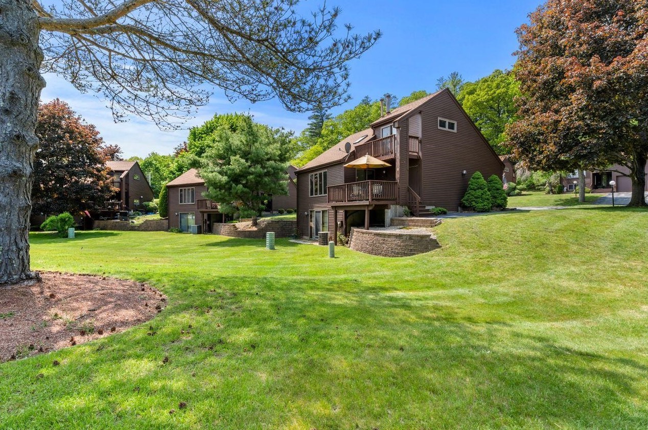 7 Cornwall Ln, Nashua, NH 03063