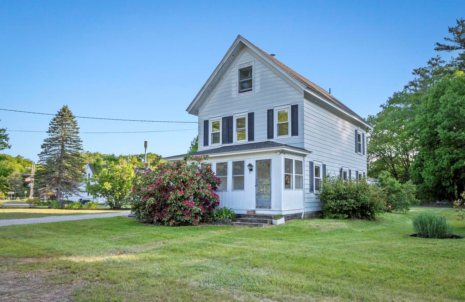 27 W Main St, Newton, NH 03858