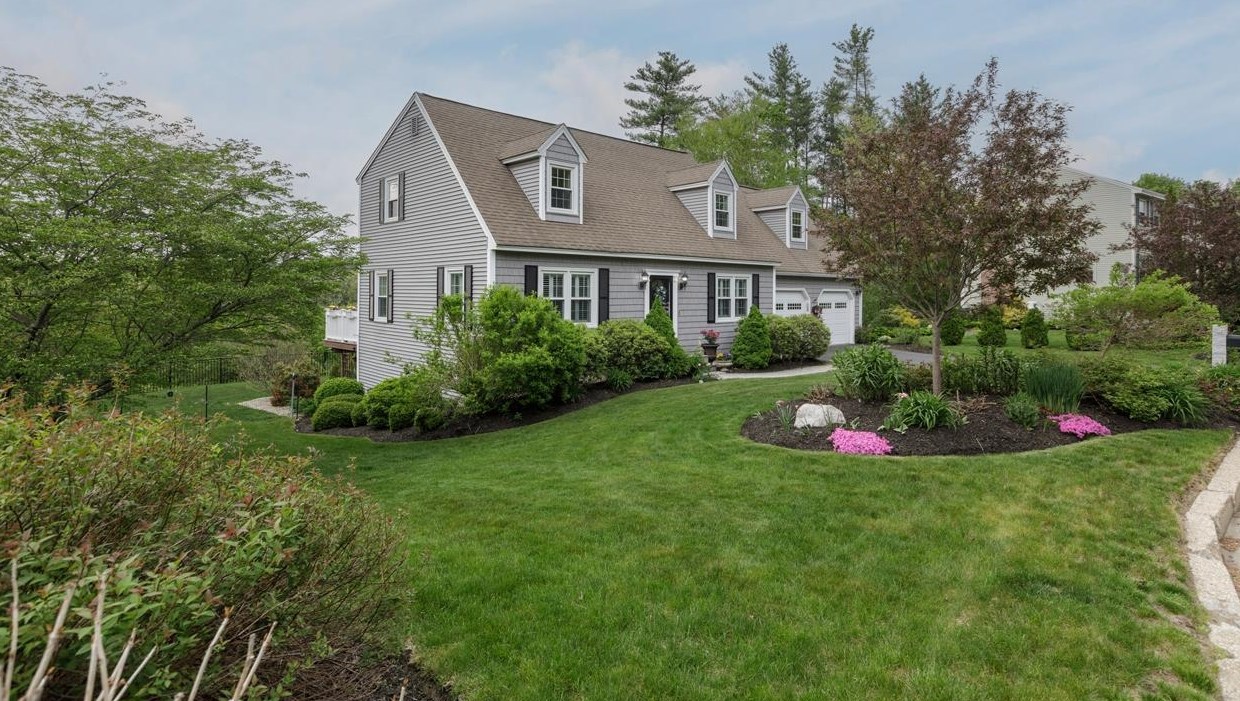 16 Camelot Dr, Manchester, NH 03104