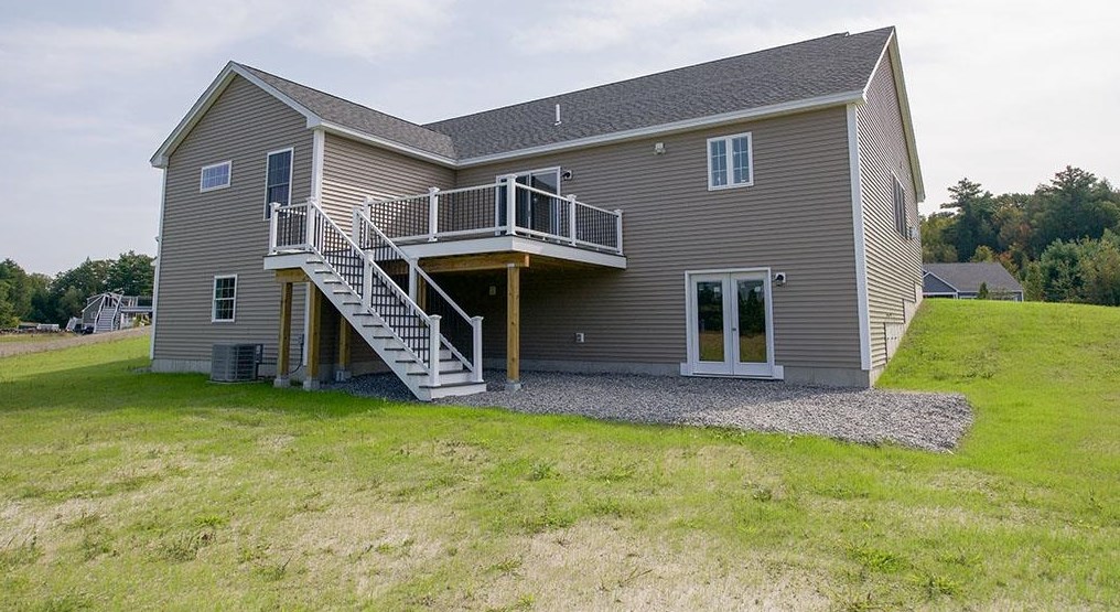 18 Diane Ln, Sandown, NH 03873