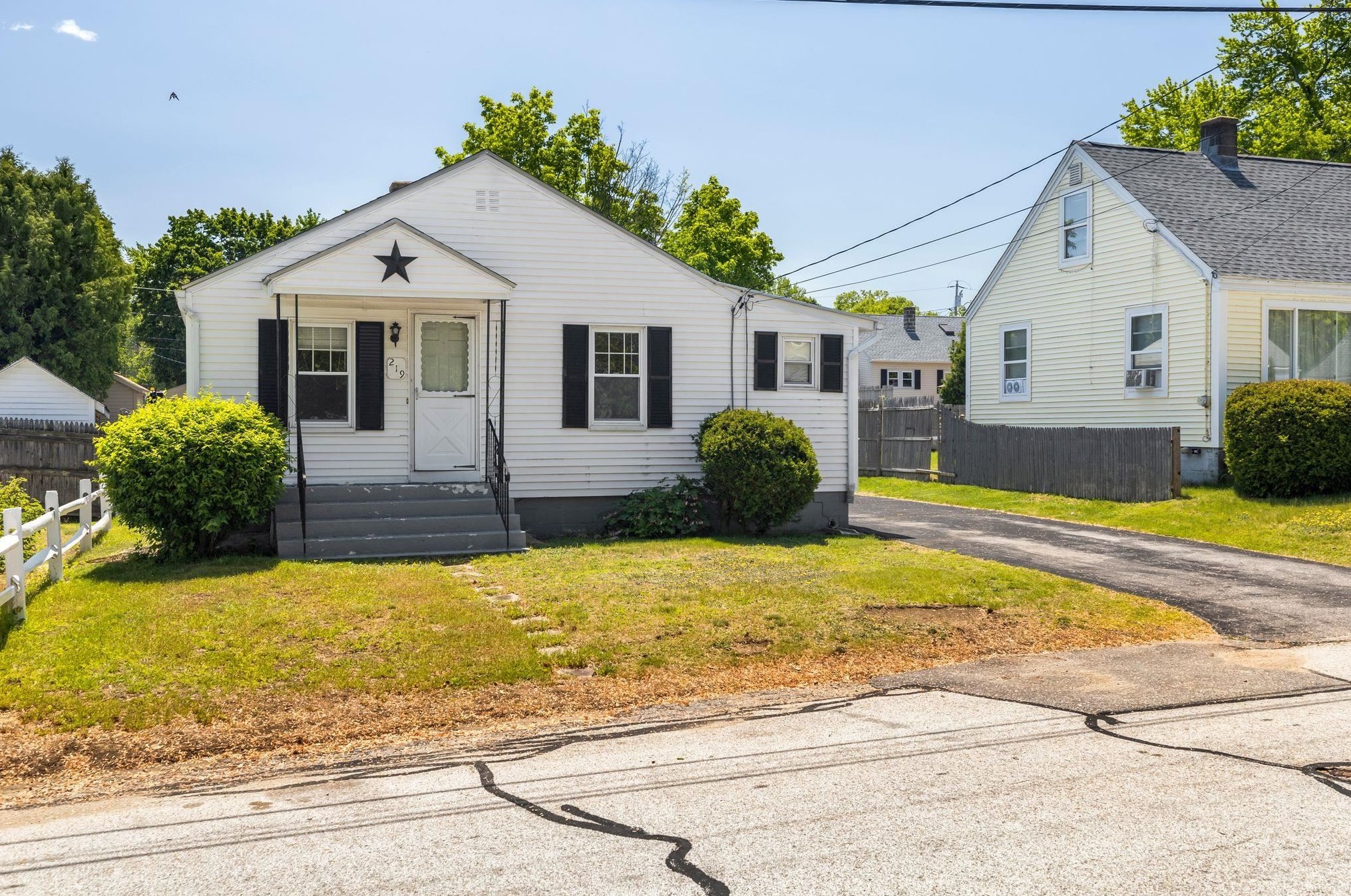 219 Dewey St, Manchester, NH 03103