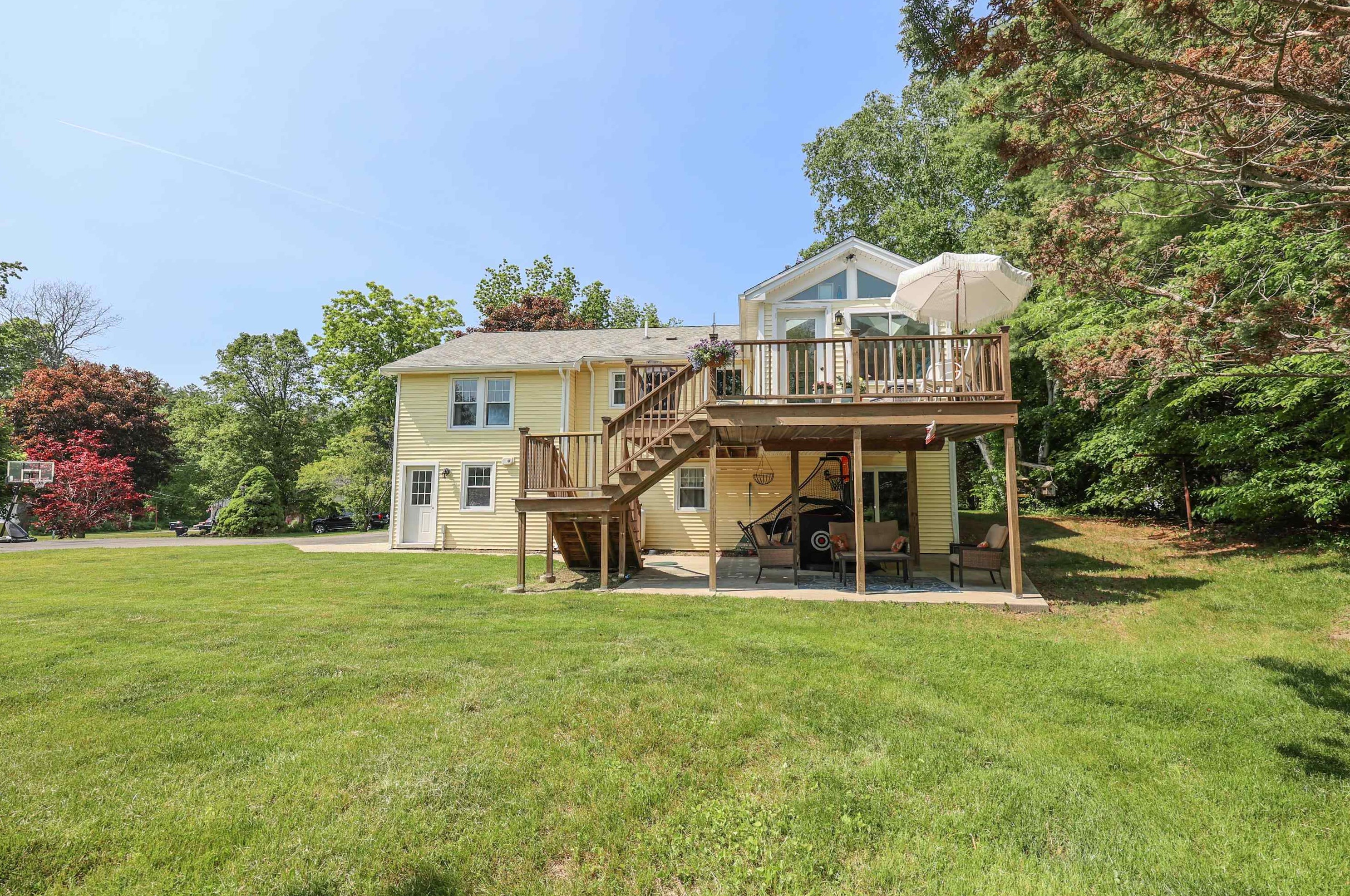28 Frying Pan Ln, Stratham, NH 03885