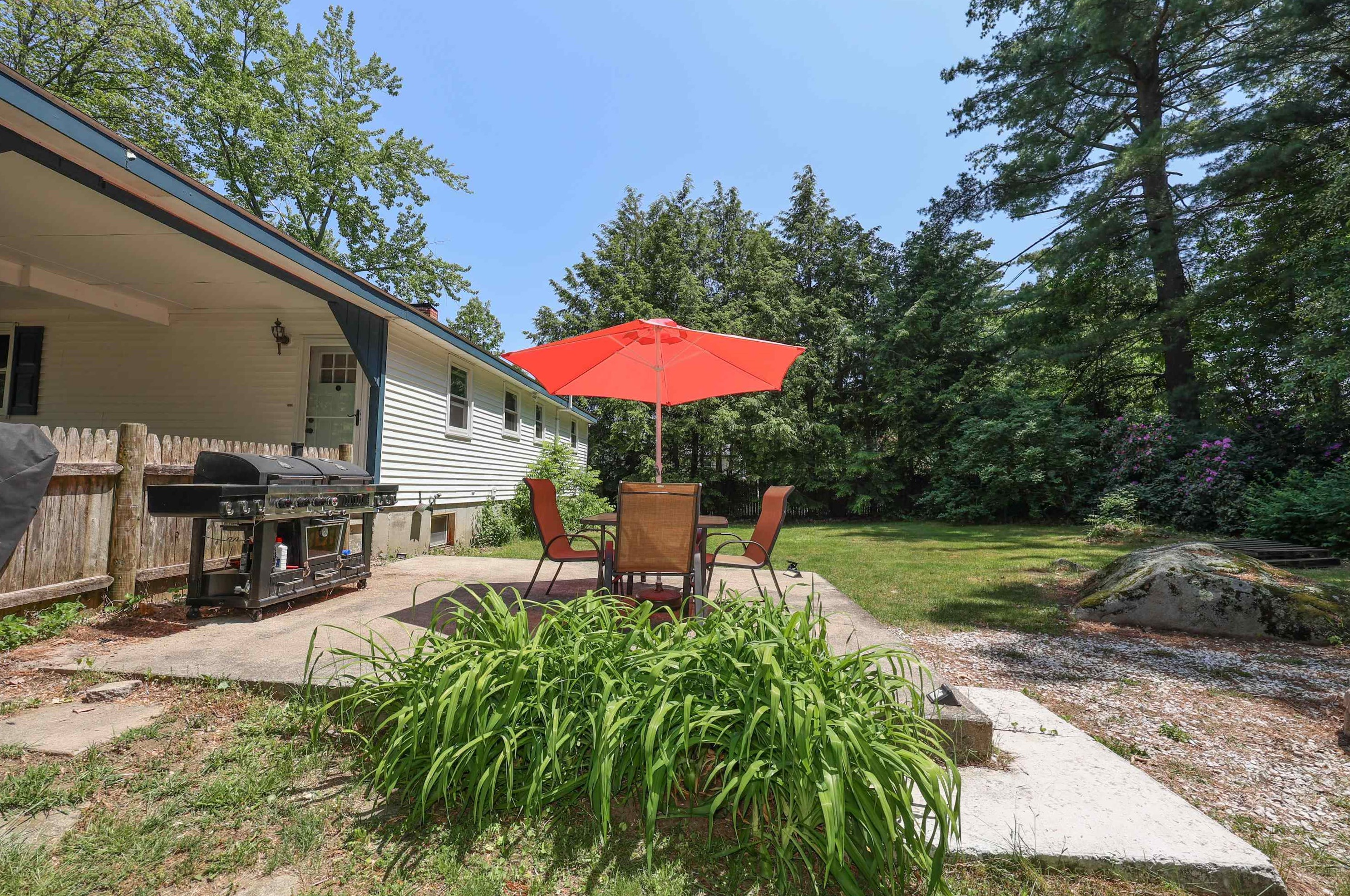 9 Lantern Ln, Merrimack NH 03054-2707 exterior