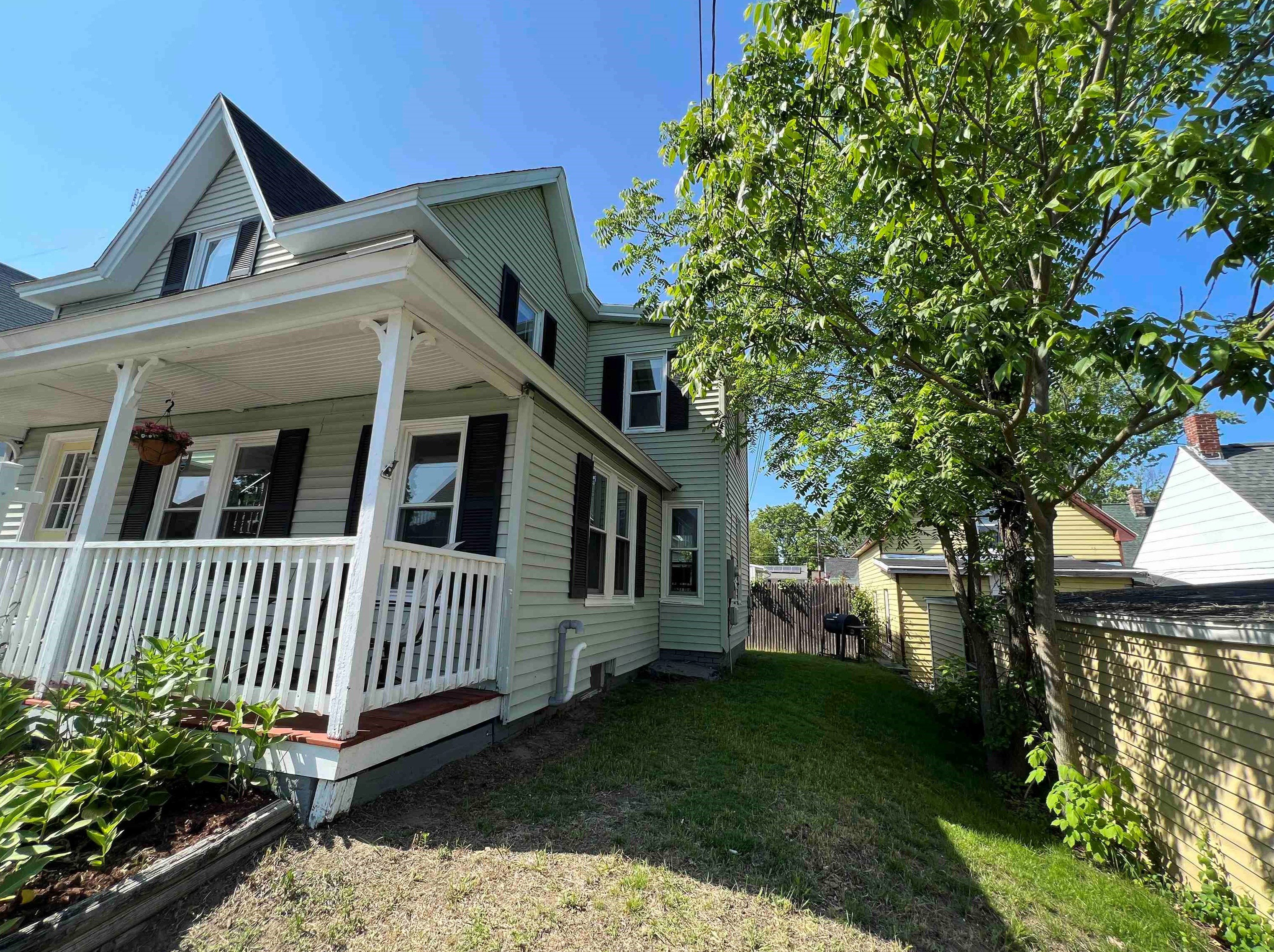 46 Brooklyn Ave, Manchester NH  03103-3706 exterior