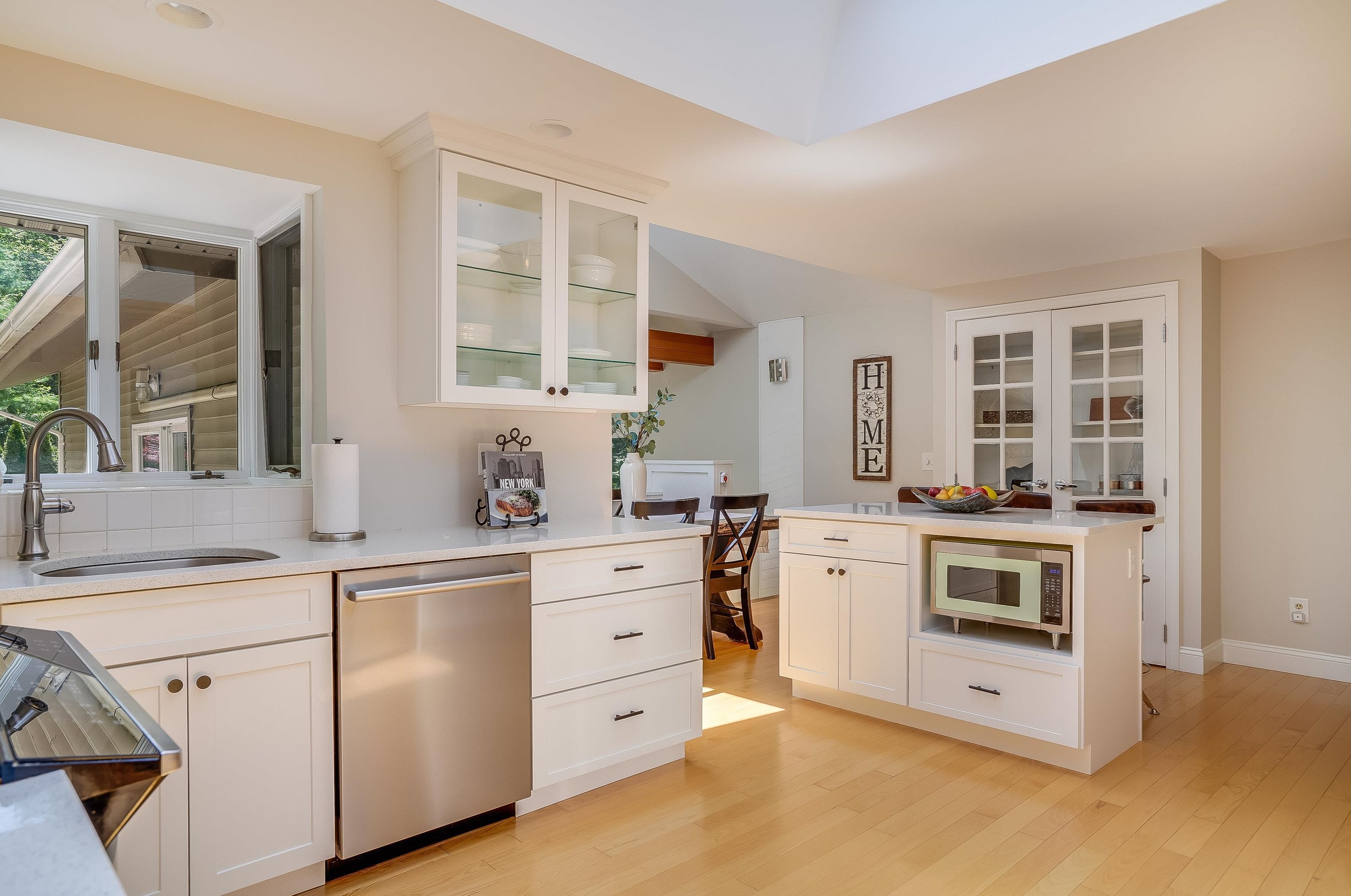 5 Camelot Dr, Manchester NH  03104-1448 exterior