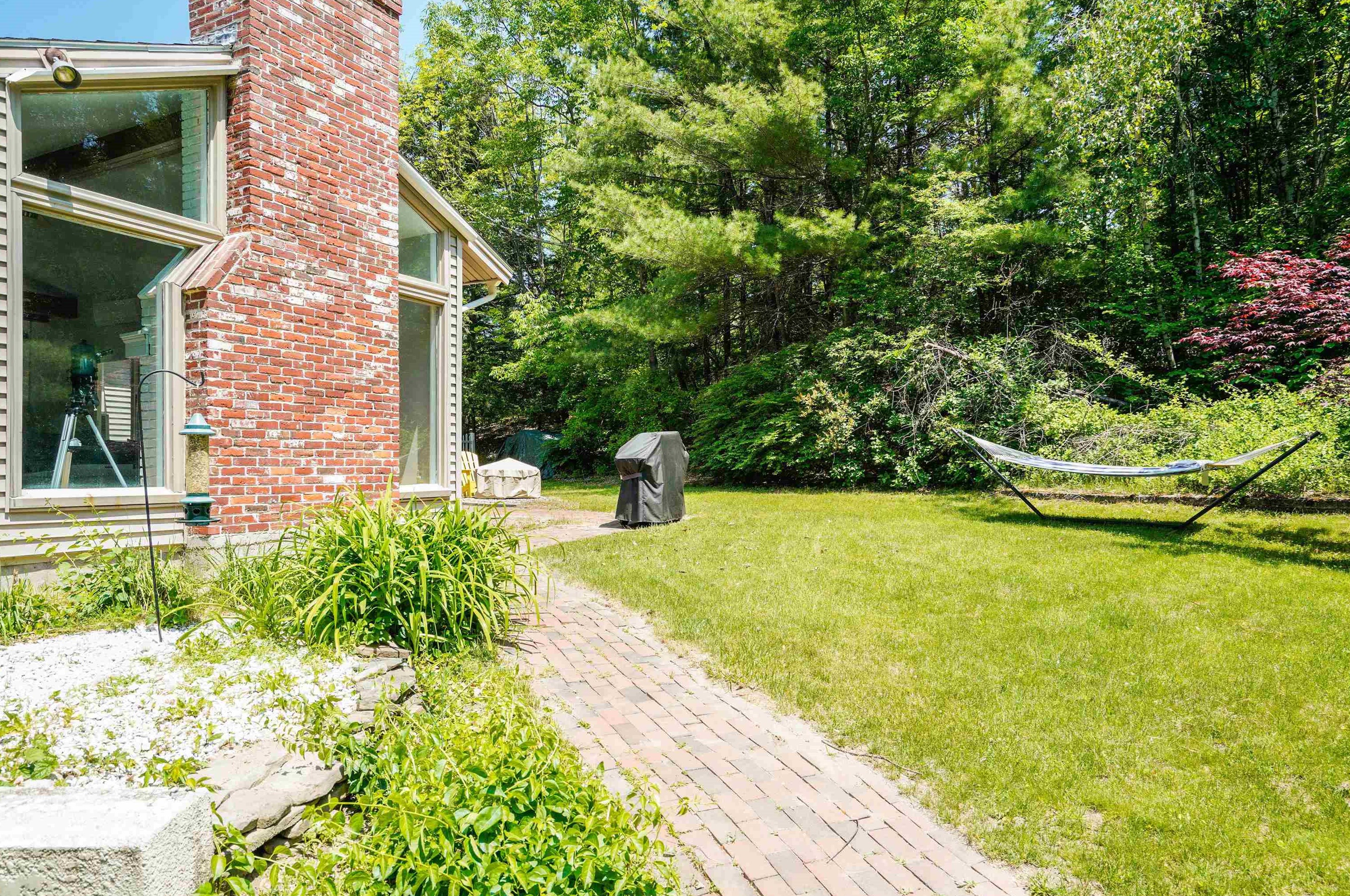 5 Camelot Dr, Manchester, NH 03110