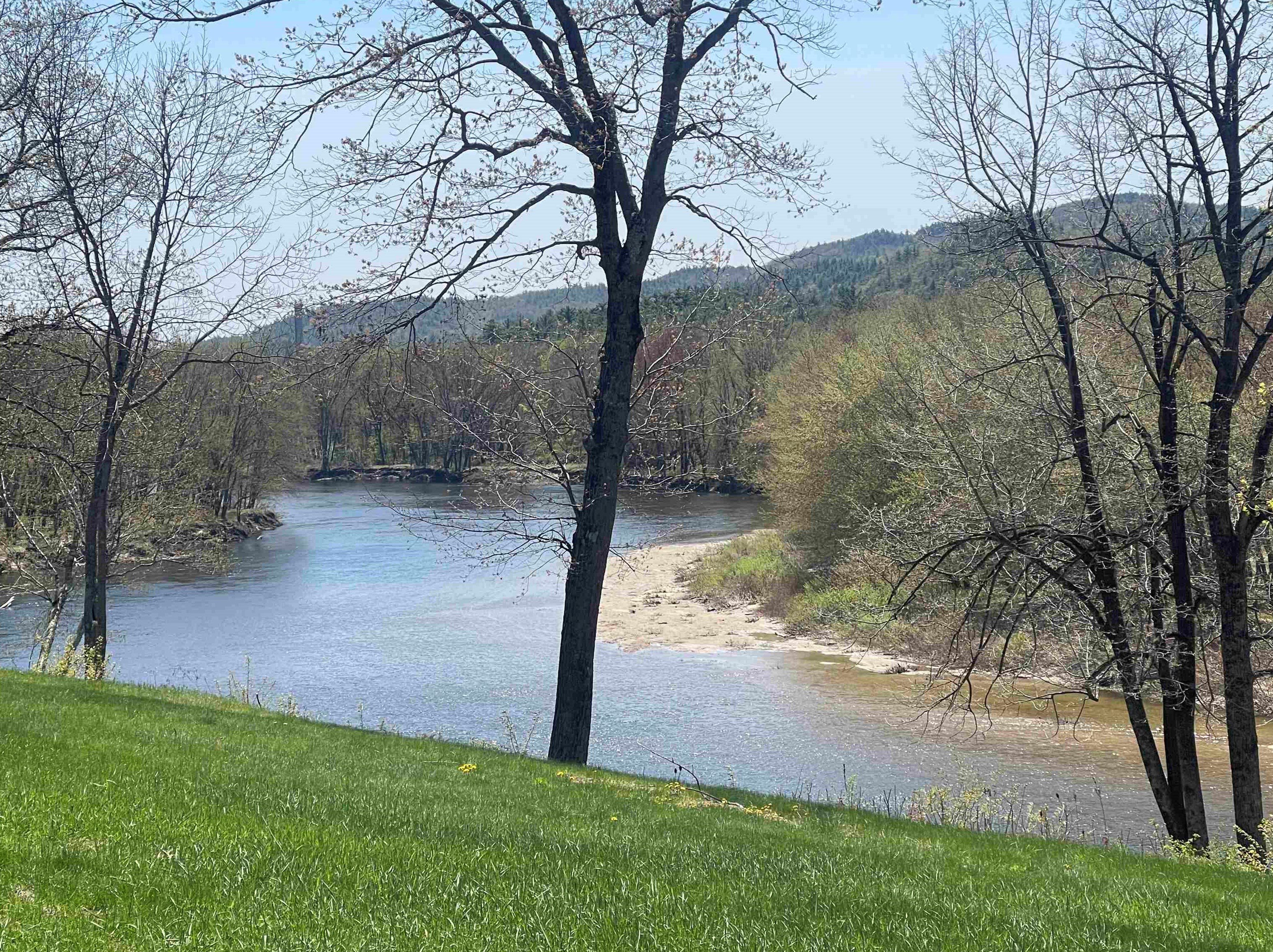 20 Circle Dr, Ashland NH  03217-4125 exterior