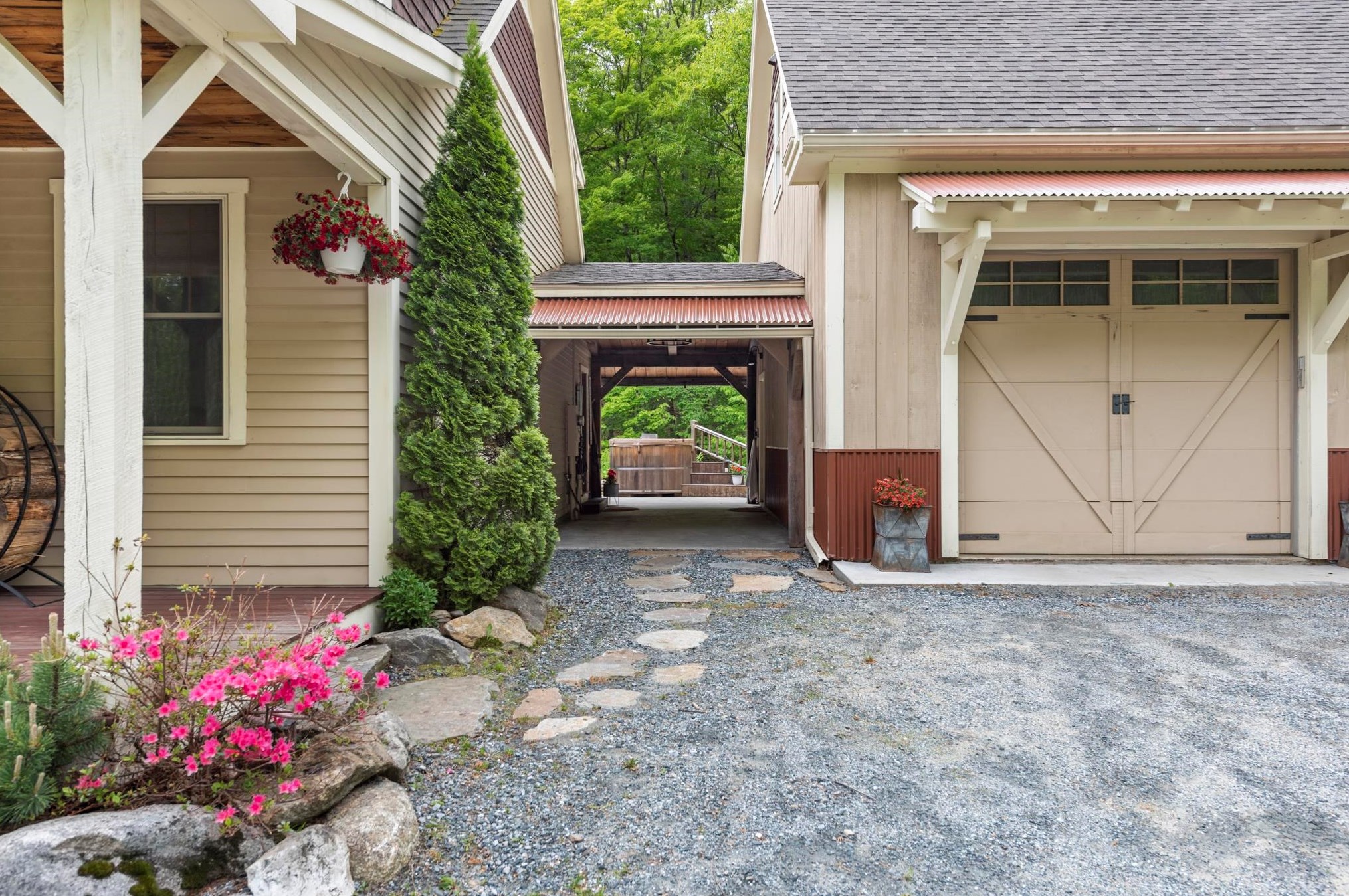 527 Mount Cardigan Rd, Bridgewater NH  03222-6420 exterior