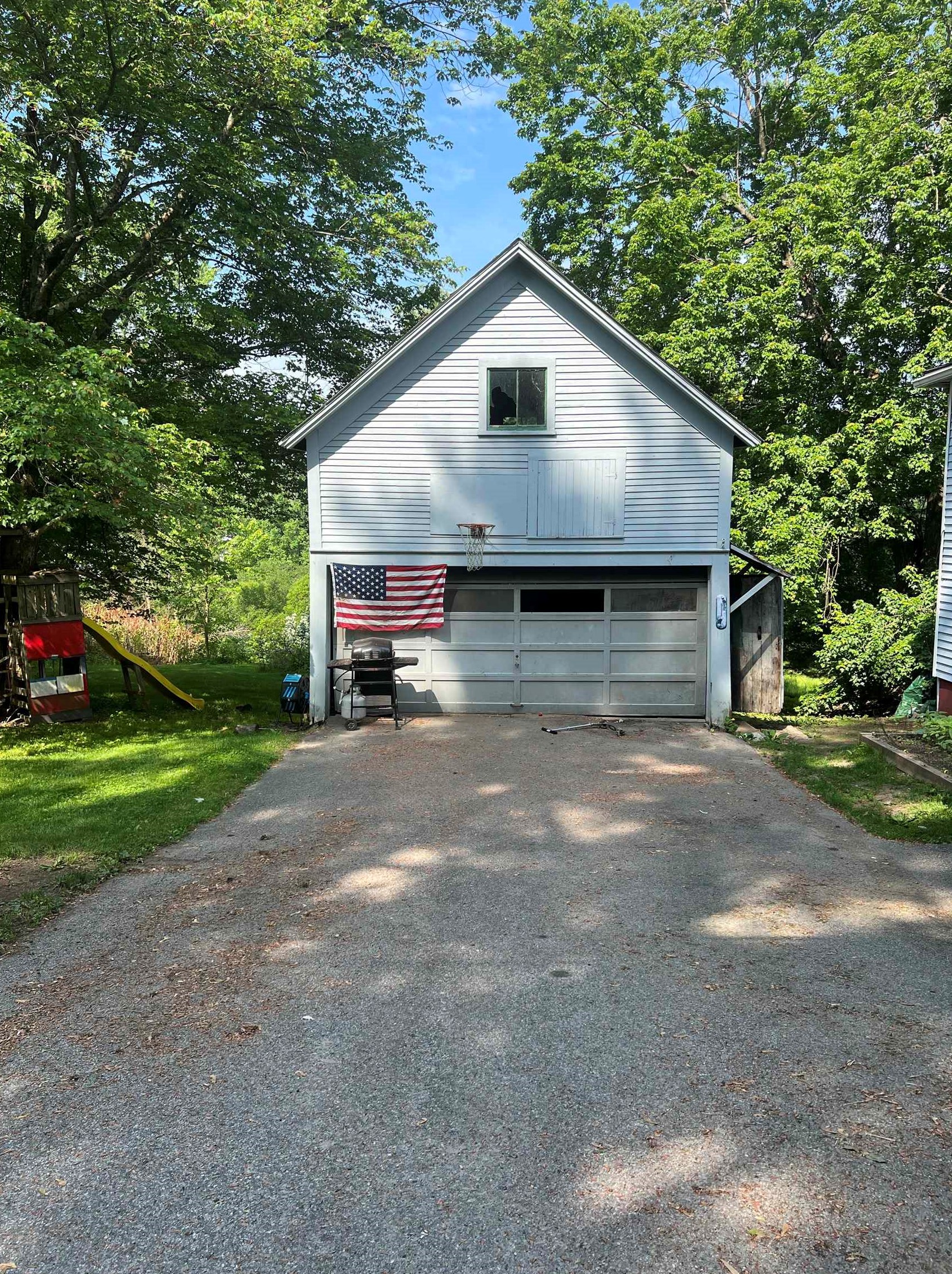 76 Mechanic St, Winchester, NH 03470-2419