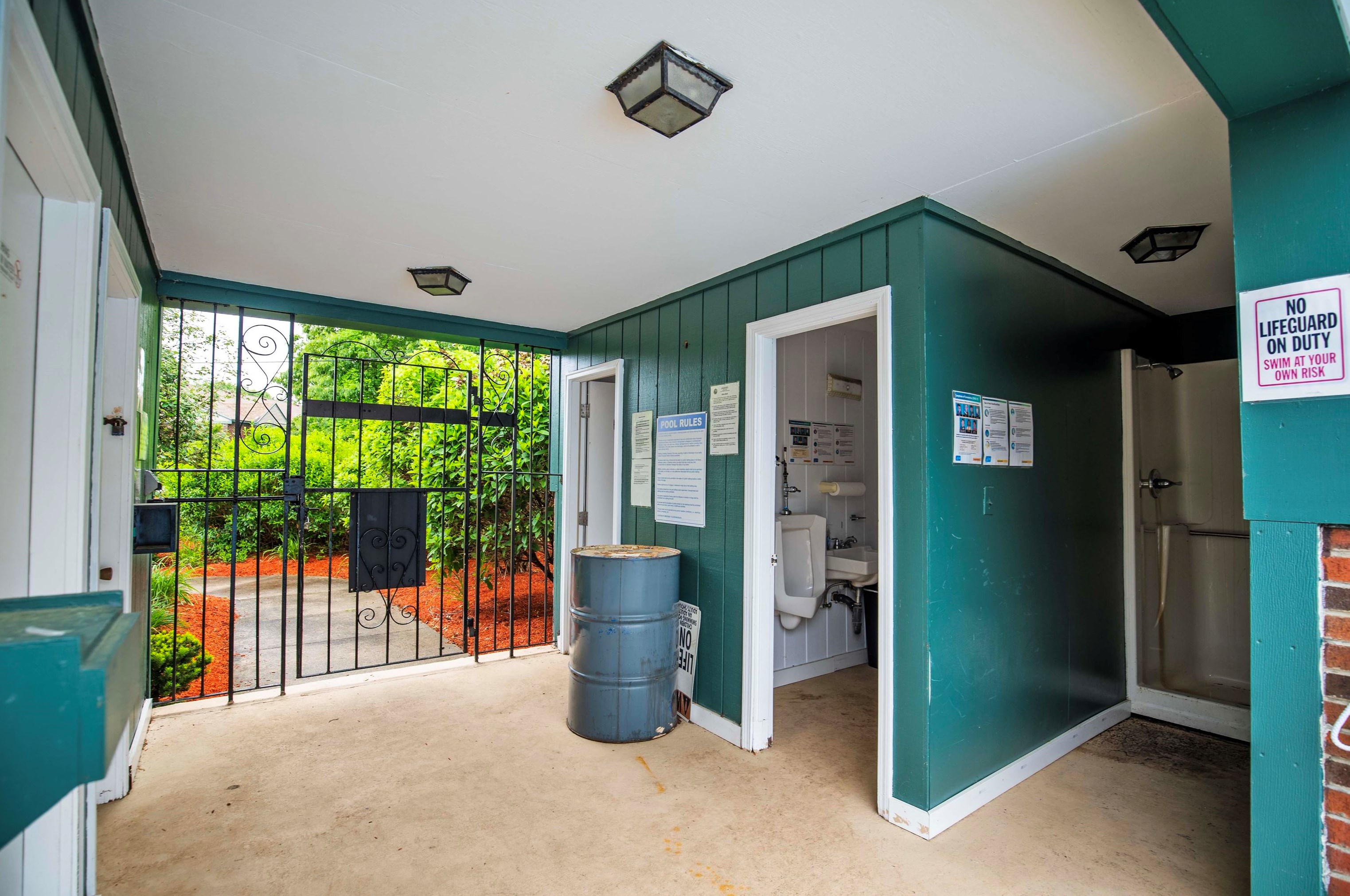 112 English Village Rd, Manchester NH 03102-2471 exterior